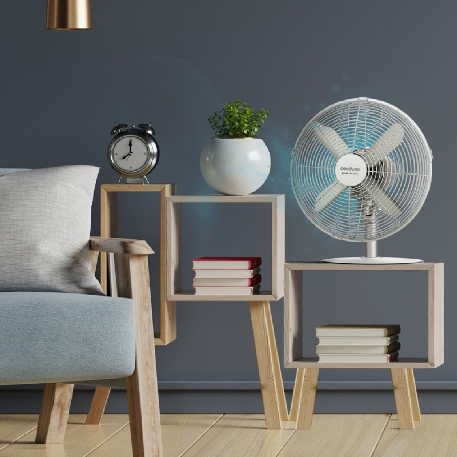 Un ventilador de techo con tres aspas de madera y una lámpara central.