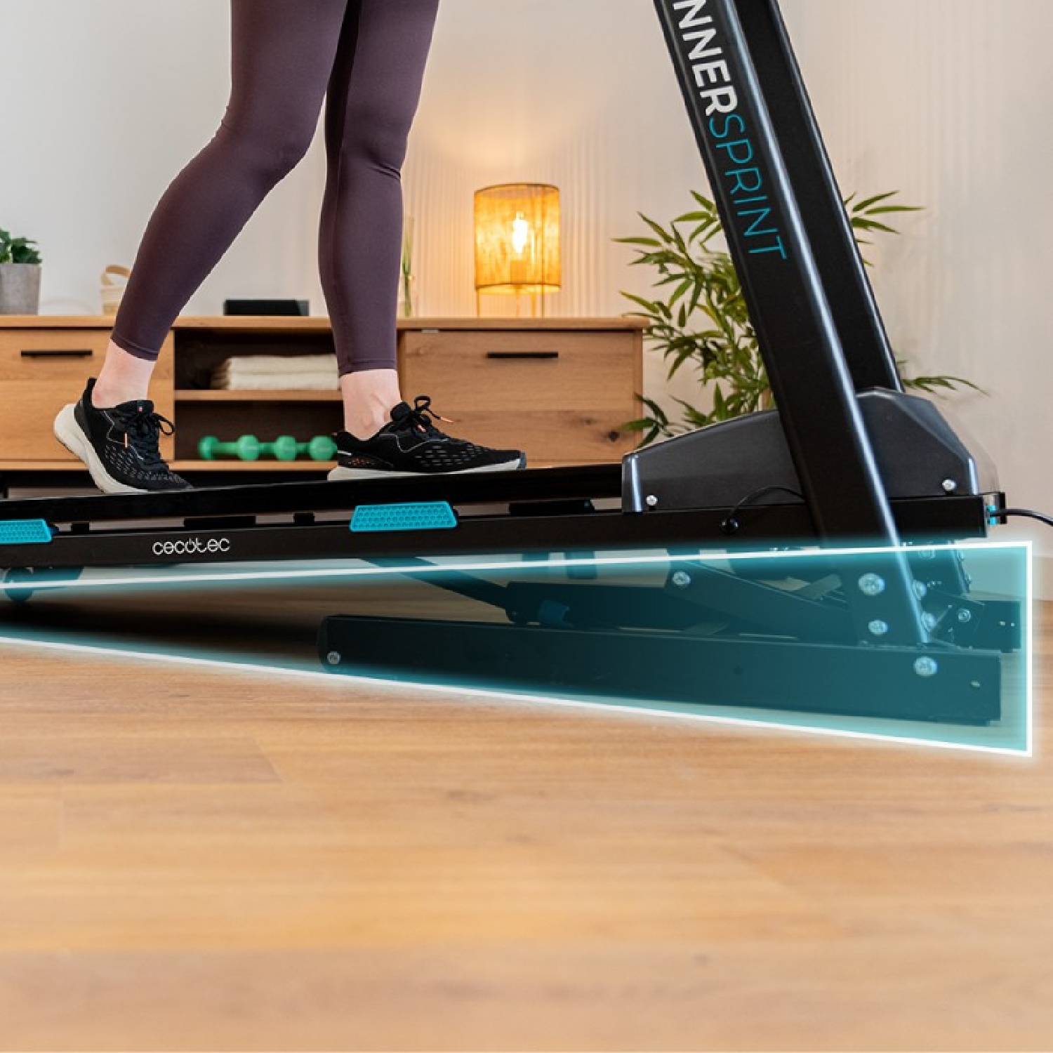 Persona cammina su un tapis roulant. Scarpe da ginnastica nere, leggings e tapis roulant con scritta 'RUNNERSPRINT'.