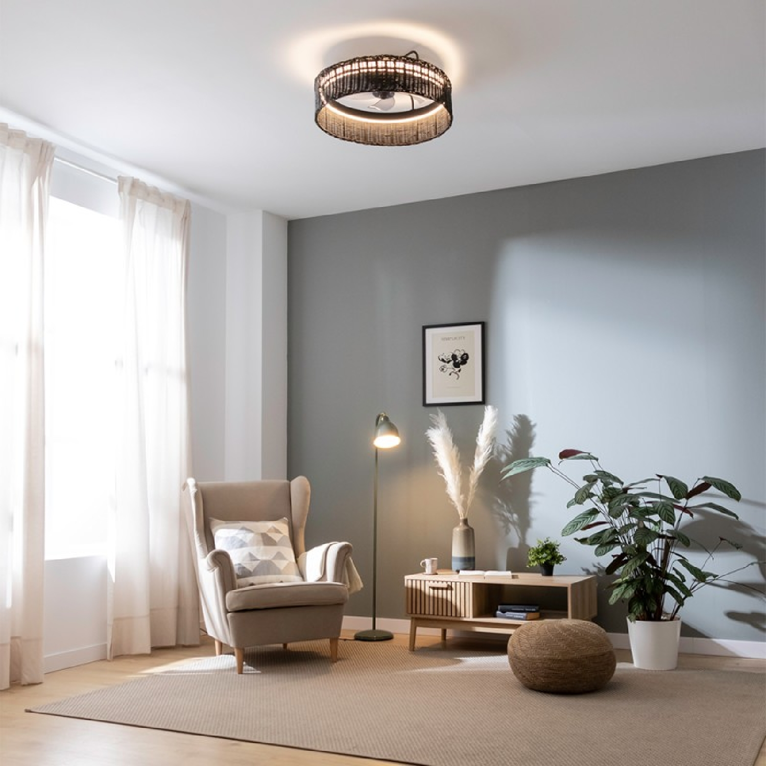 Una sala de estar con un ventilador de techo, un sillón, una lámpara de pie y objetos decorativos.