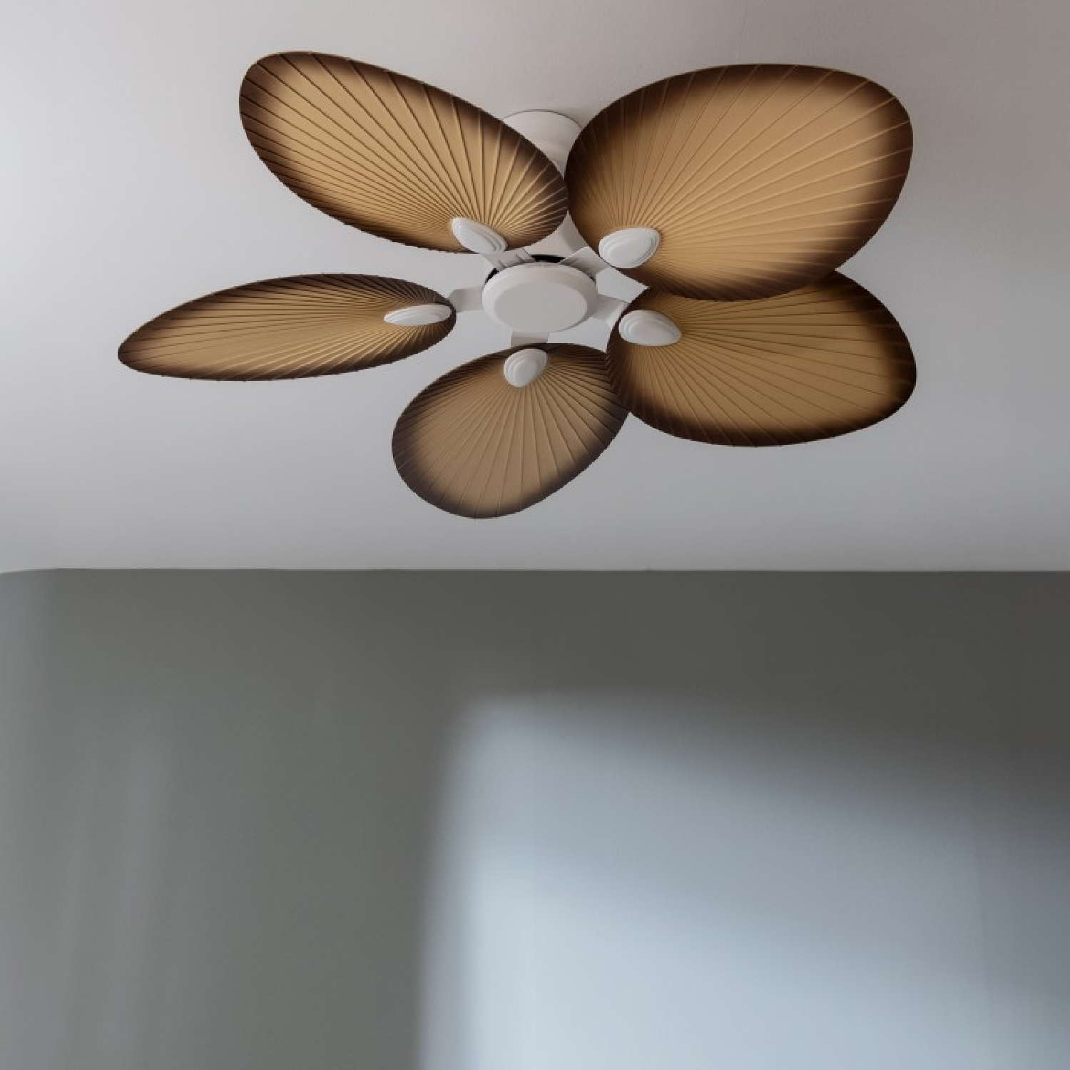 Ventilatore da soffitto con cinque pale marroni e crema, su sfondo bianco.