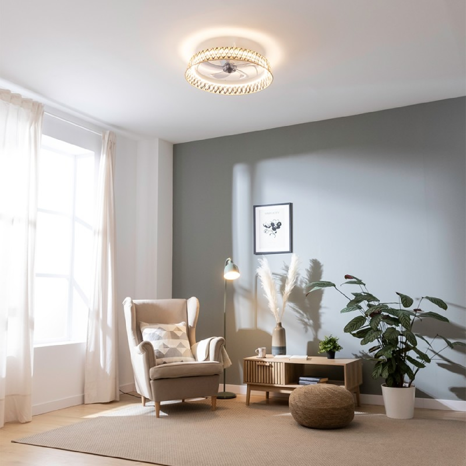 Salón con sillón, lámpara y ventilador de techo. Colores neutros, con una gran ventana.