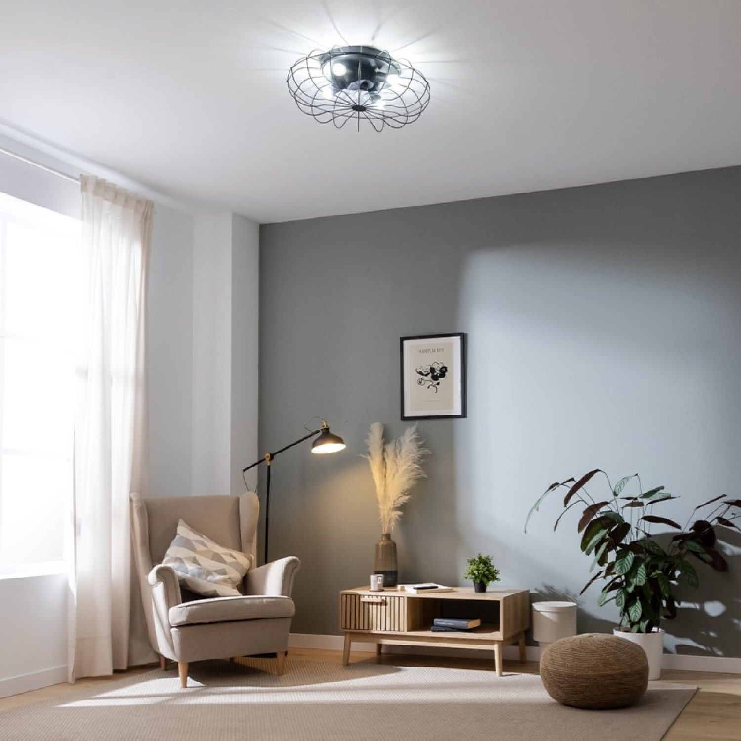 Ein Wohnzimmer mit einer Leuchte, einem Stuhl, einem Tisch, einem Fenster und einer Pflanze.