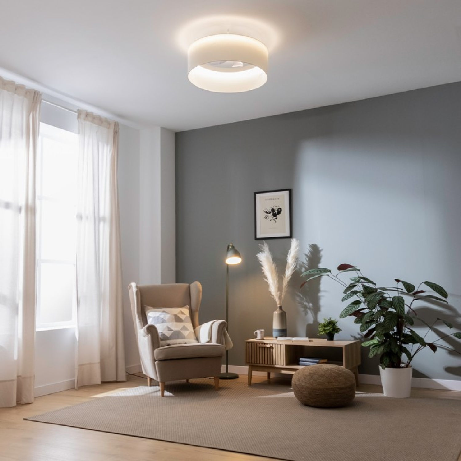 Un soggiorno con lampada da soffitto, poltrona e tavolino con decorazioni.