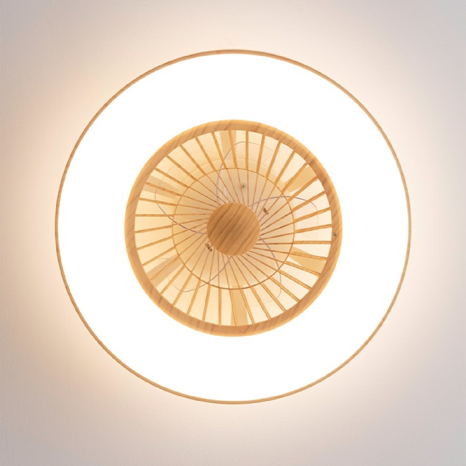 Ventilador de techo con diseño circular y luz en el centro.