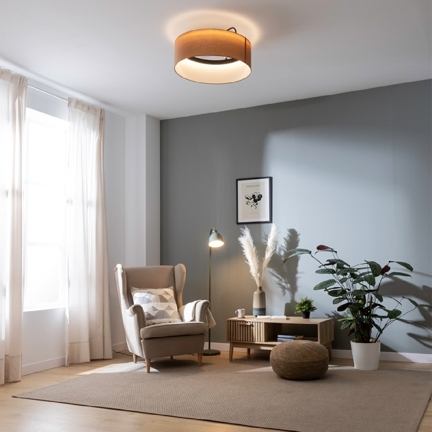Salón con sillón, lámpara y lámpara de techo. Colores neutros, con una gran ventana.