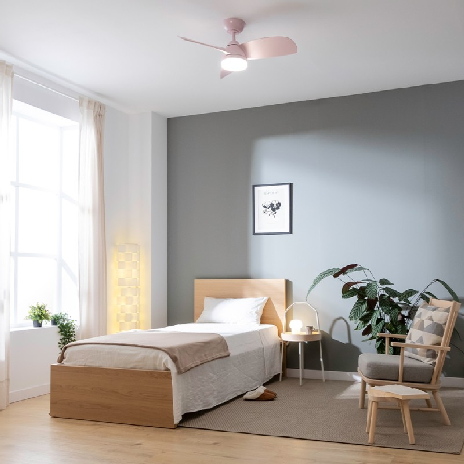 Una camera da letto con letto in legno, parete grigia e ventilatore a soffitto con pale rosa.