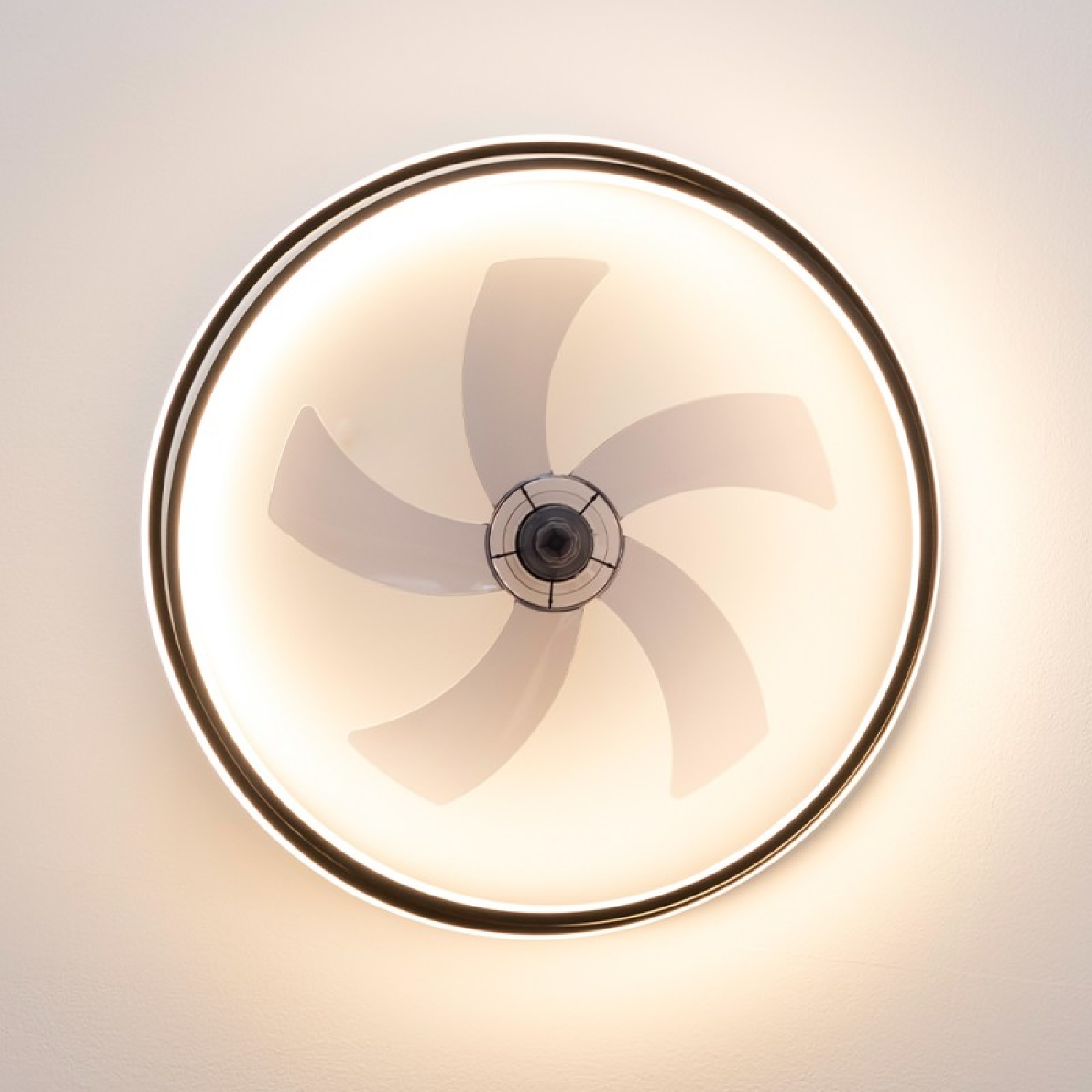 Ventilatore a soffitto, luci accese, con design circolare.