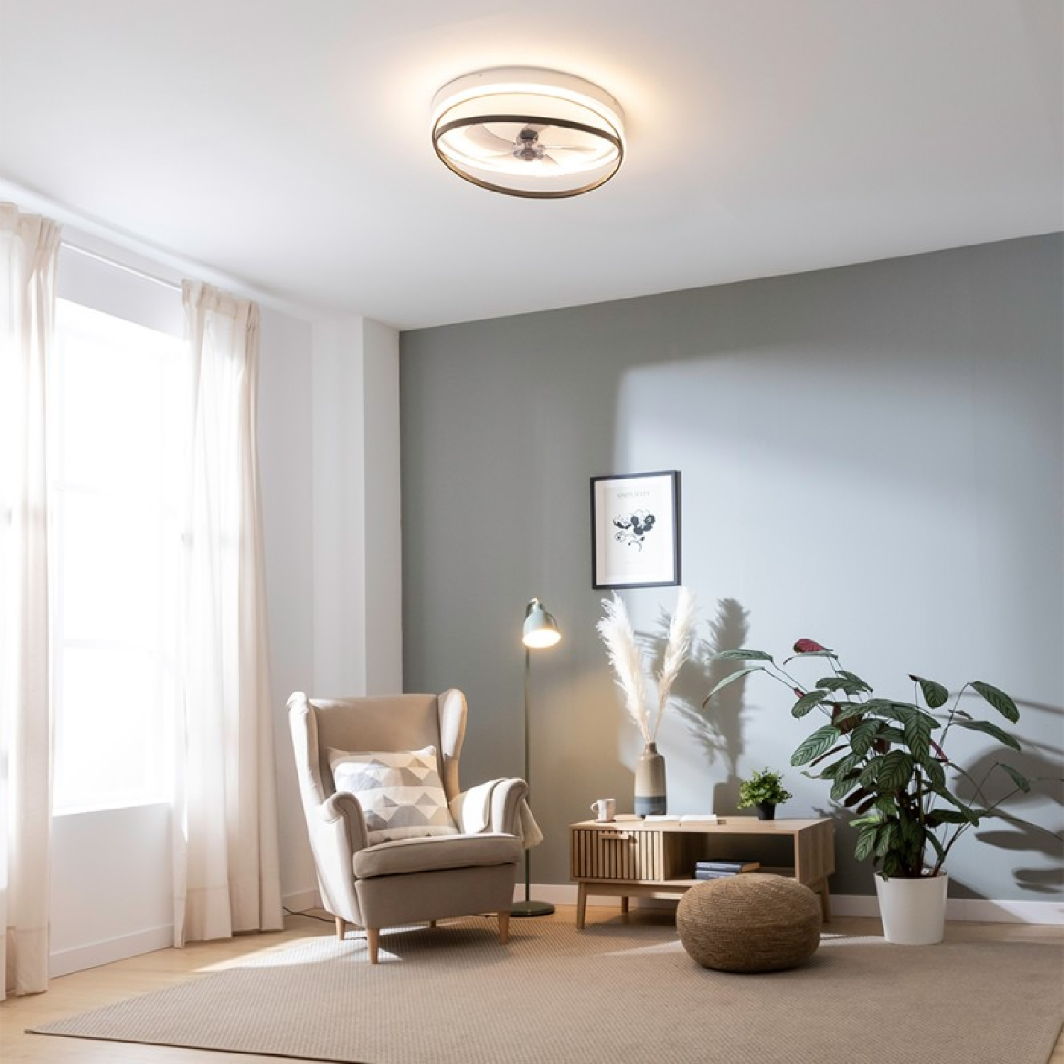 Soggiorno con ventilatore a soffitto, poltrona e decorazioni. Colori chiari e atmosfera accogliente.