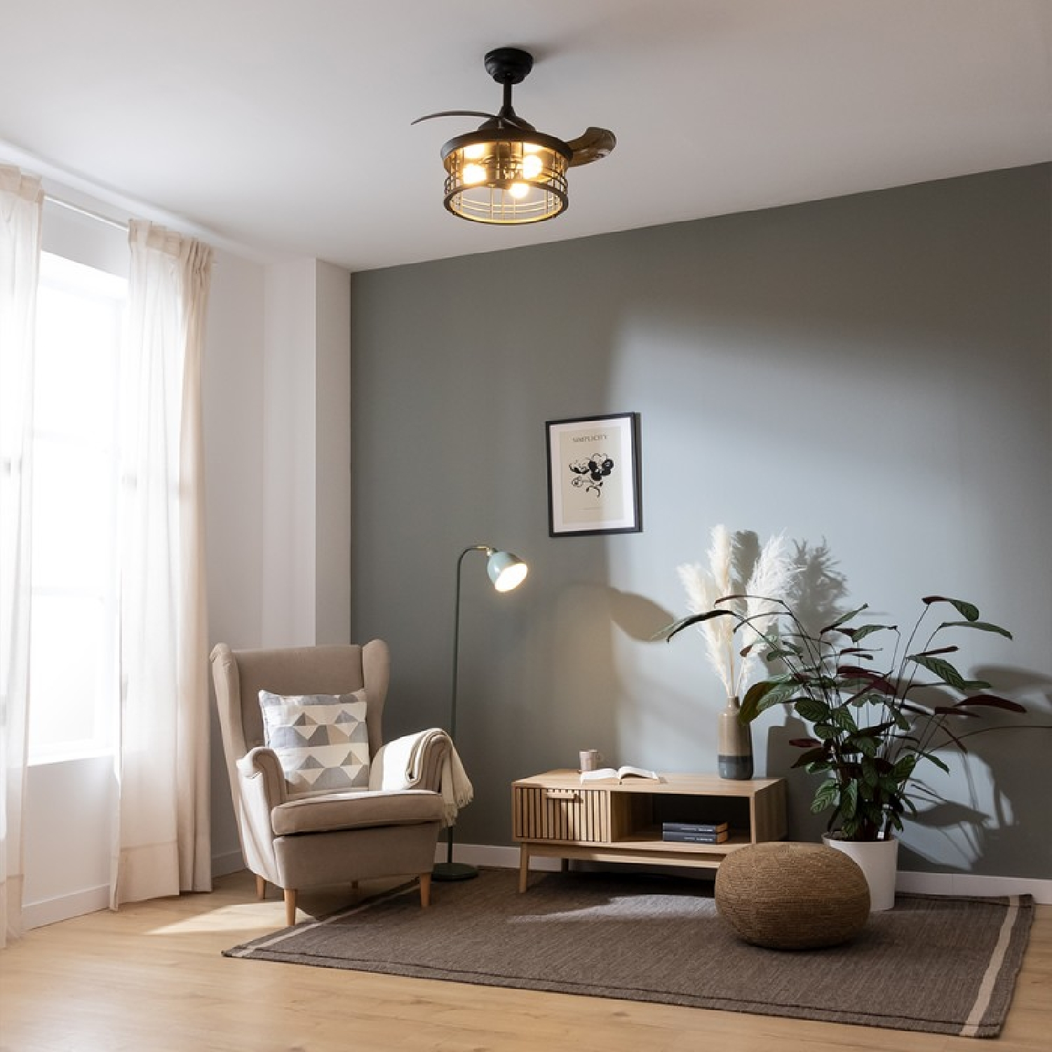Soggiorno con ventilatore a soffitto, poltrona, decorazioni e pianta. Schema di colori neutri.