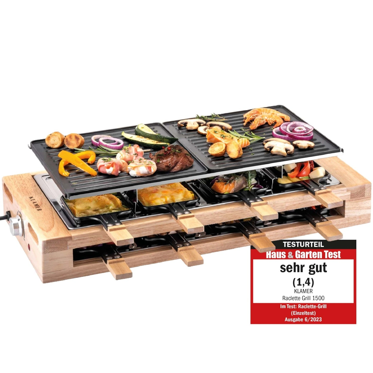 Raclette-Grill mit Essen darauf, ein Testetikett und Holzteile. Das Essen umfasst Gemüse, Fleisch und Meeresfrüchte.