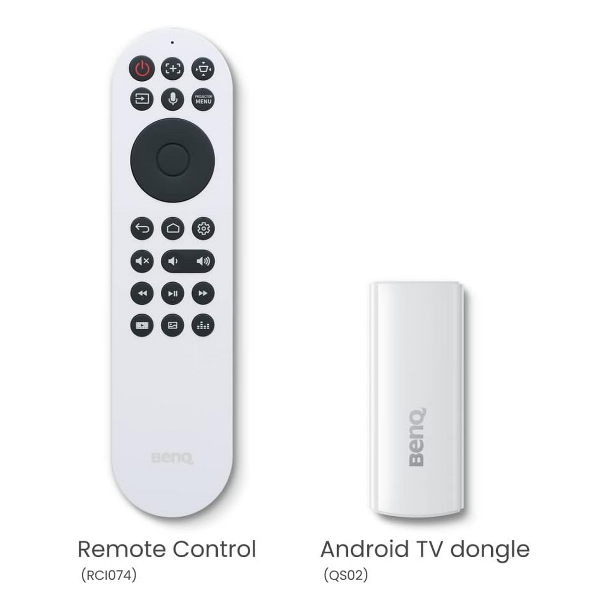Weiße Fernbedienung und Android TV-Dongle auf Weiß. Fernbedienung mit Tasten, Dongle ist klein.