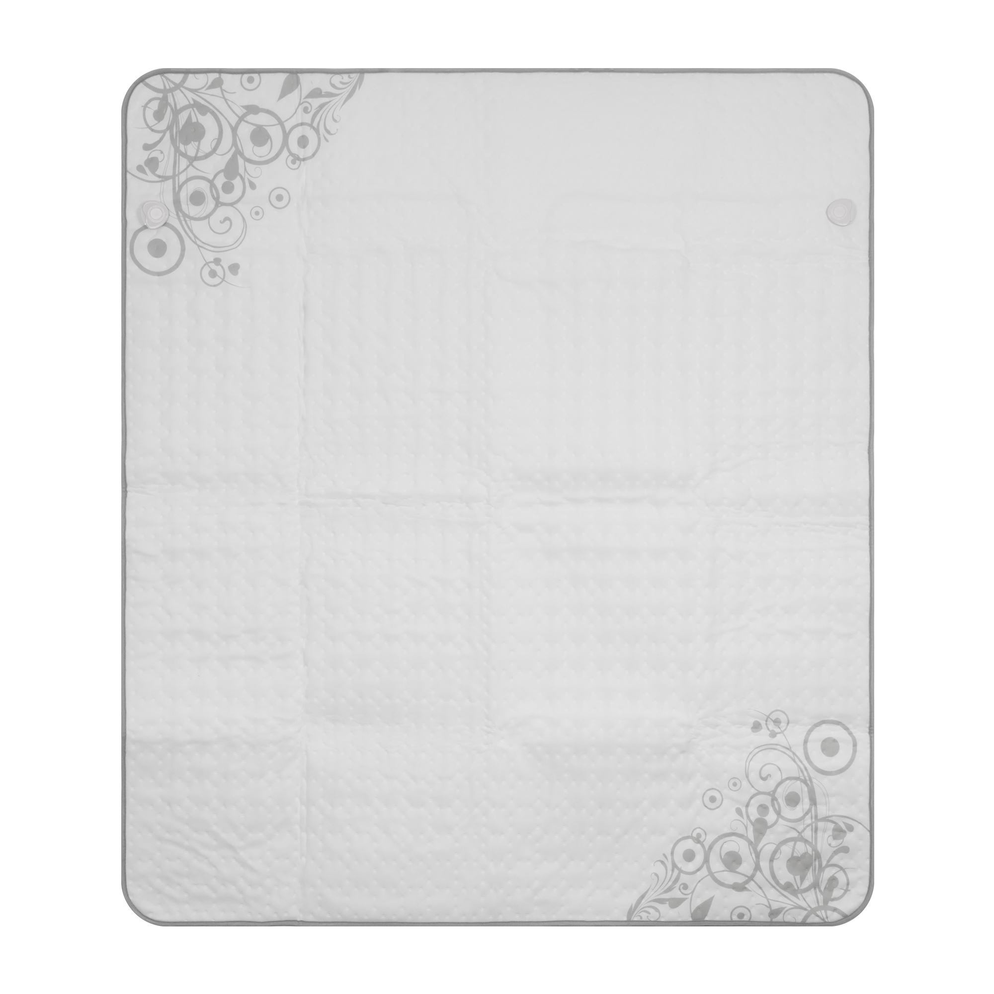 Biały pikowany koc z szarymi kwiatowymi wzorami w rogach. Szara obwódka wokół krawędzi.