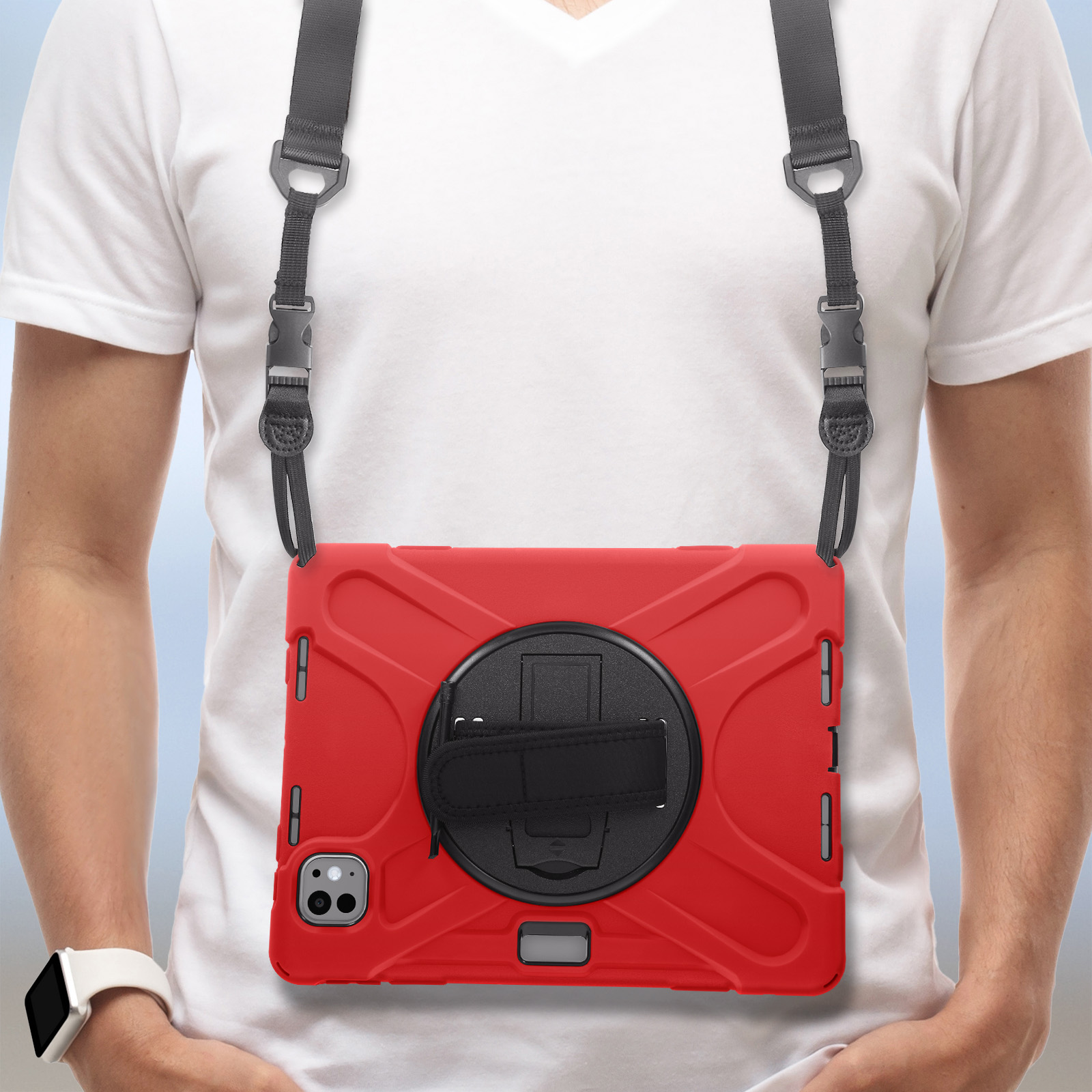 Ein Mann, der eine rote iPad-Hülle mit schwarzem Riemen trägt, mit einer weißen Uhr und einem weißen Hemd.