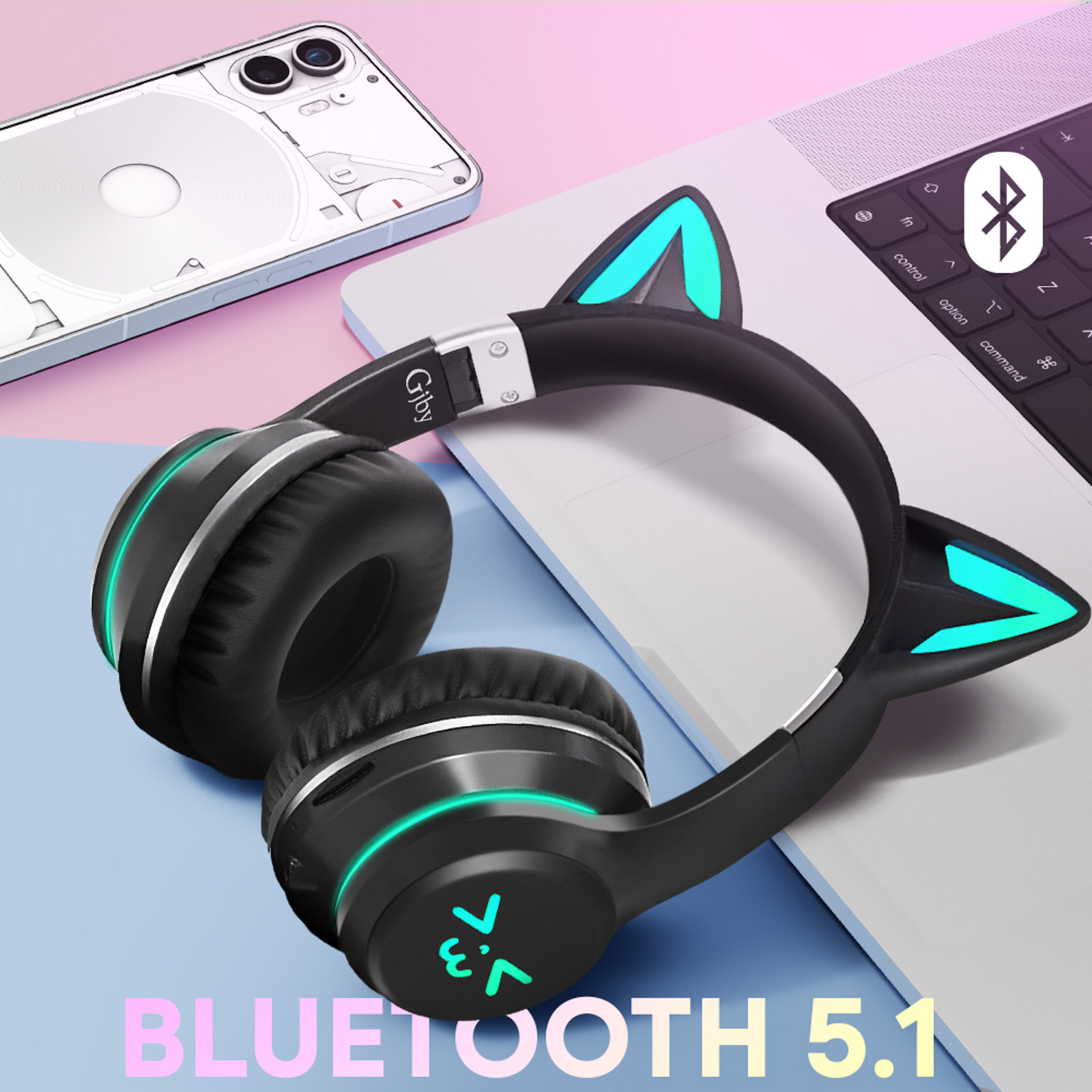 Casque d'écoute noir avec oreilles de chat et lumières vertes sur un ordinateur portable blanc. Texte Bluetooth 5.1 en bas.