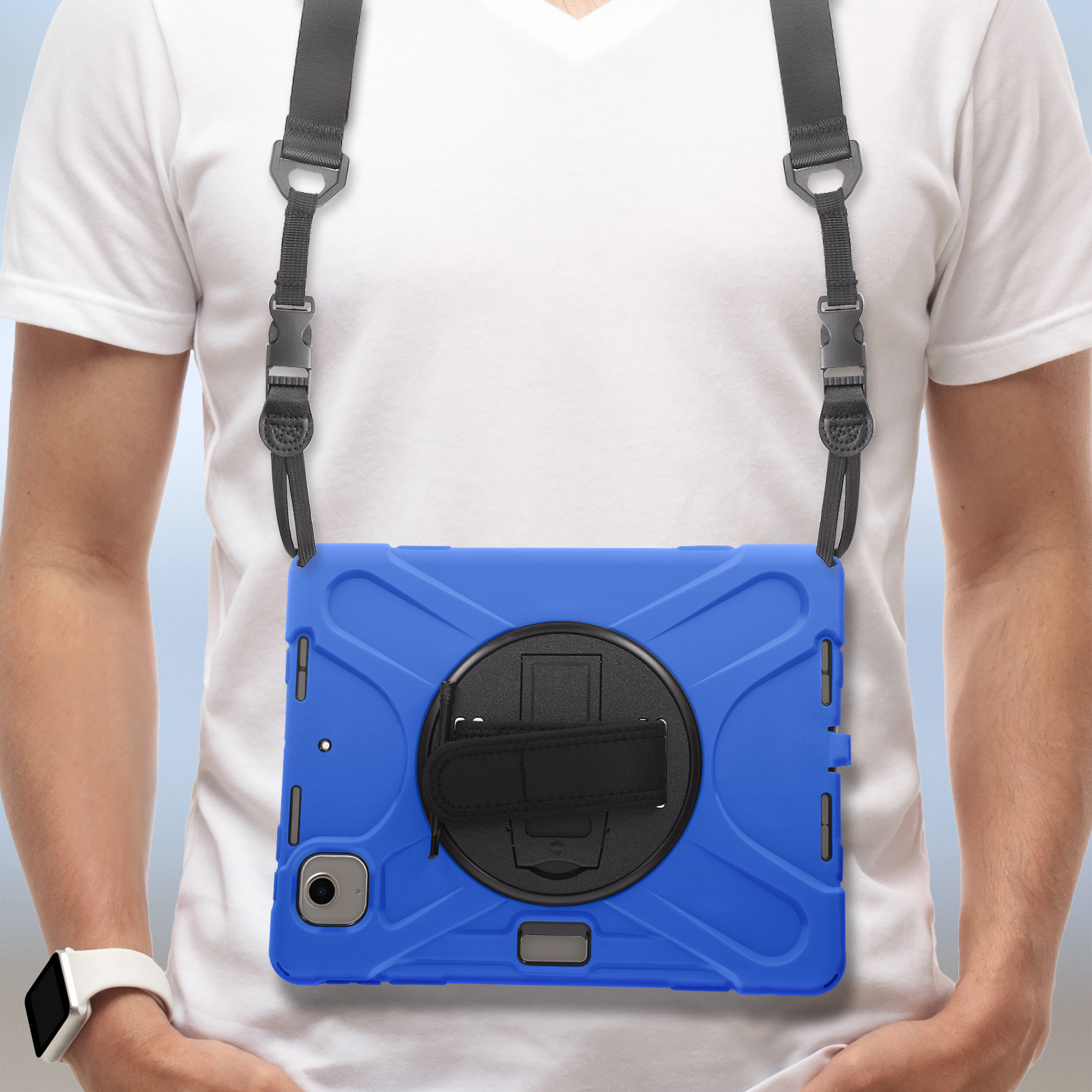 Person trägt weißes Hemd mit blauem Tablet-Case, das über Riemen befestigt ist.