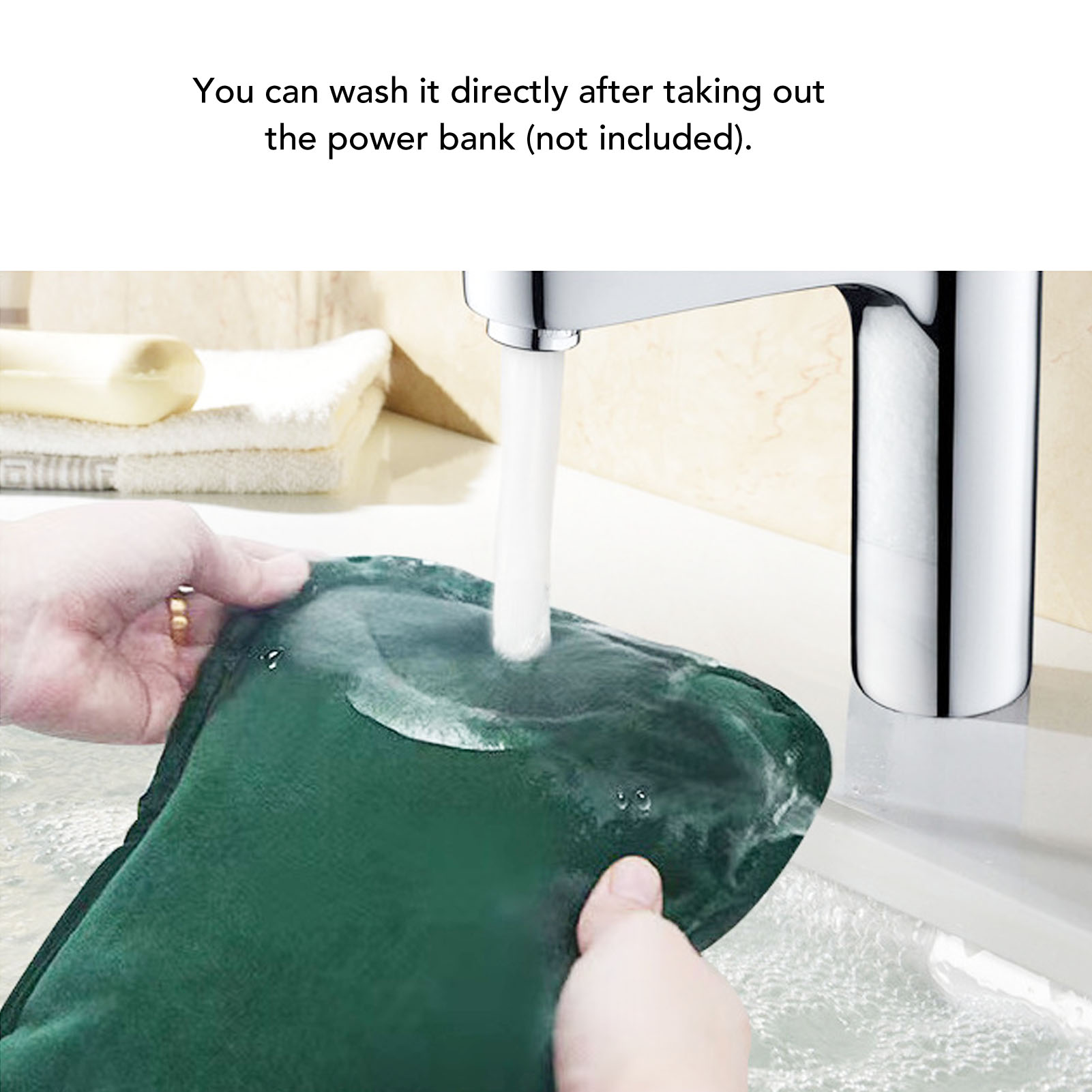 Eine Person wäscht einen grünen Gegenstand unter einem Wasserhahn, mit Text, dass es nach Entfernung der Powerbank gewaschen werden kann.