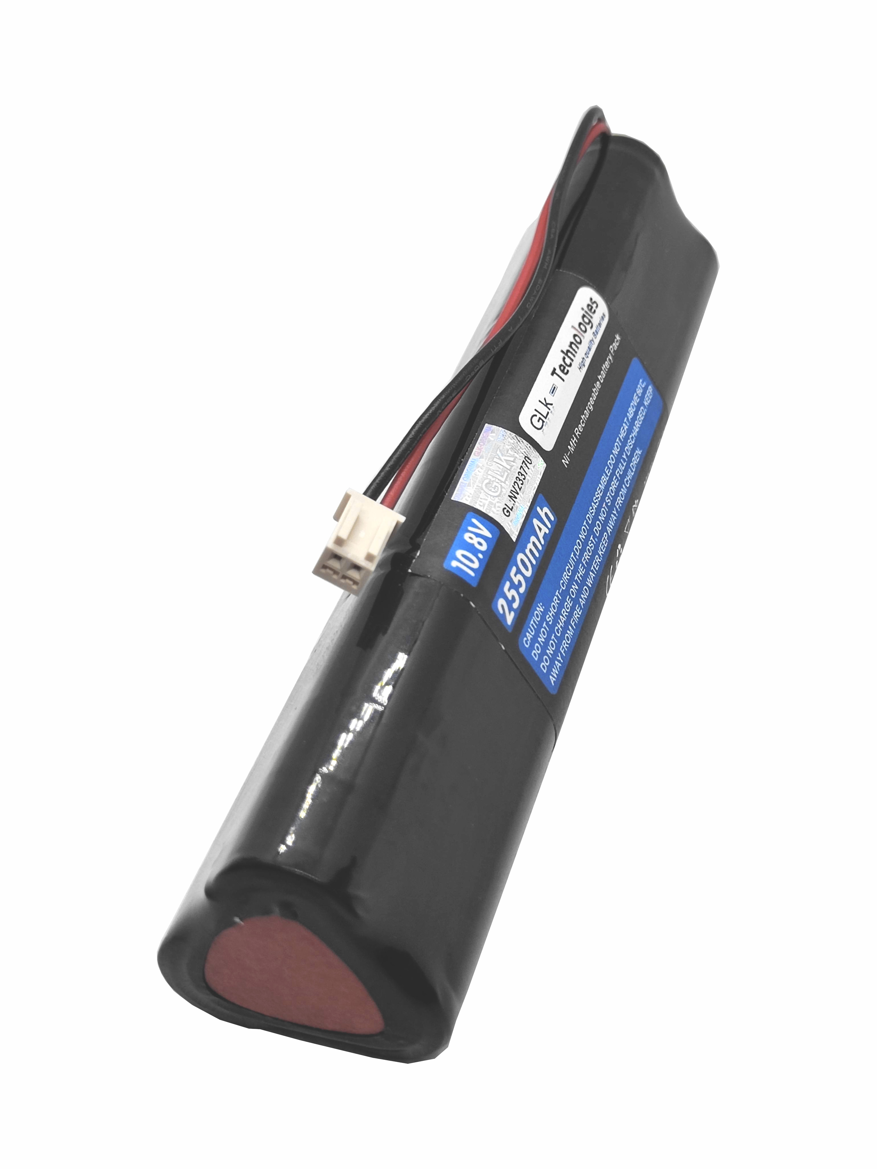 Schwarze Batterie mit weißem Stecker. Weißer Hintergrund.