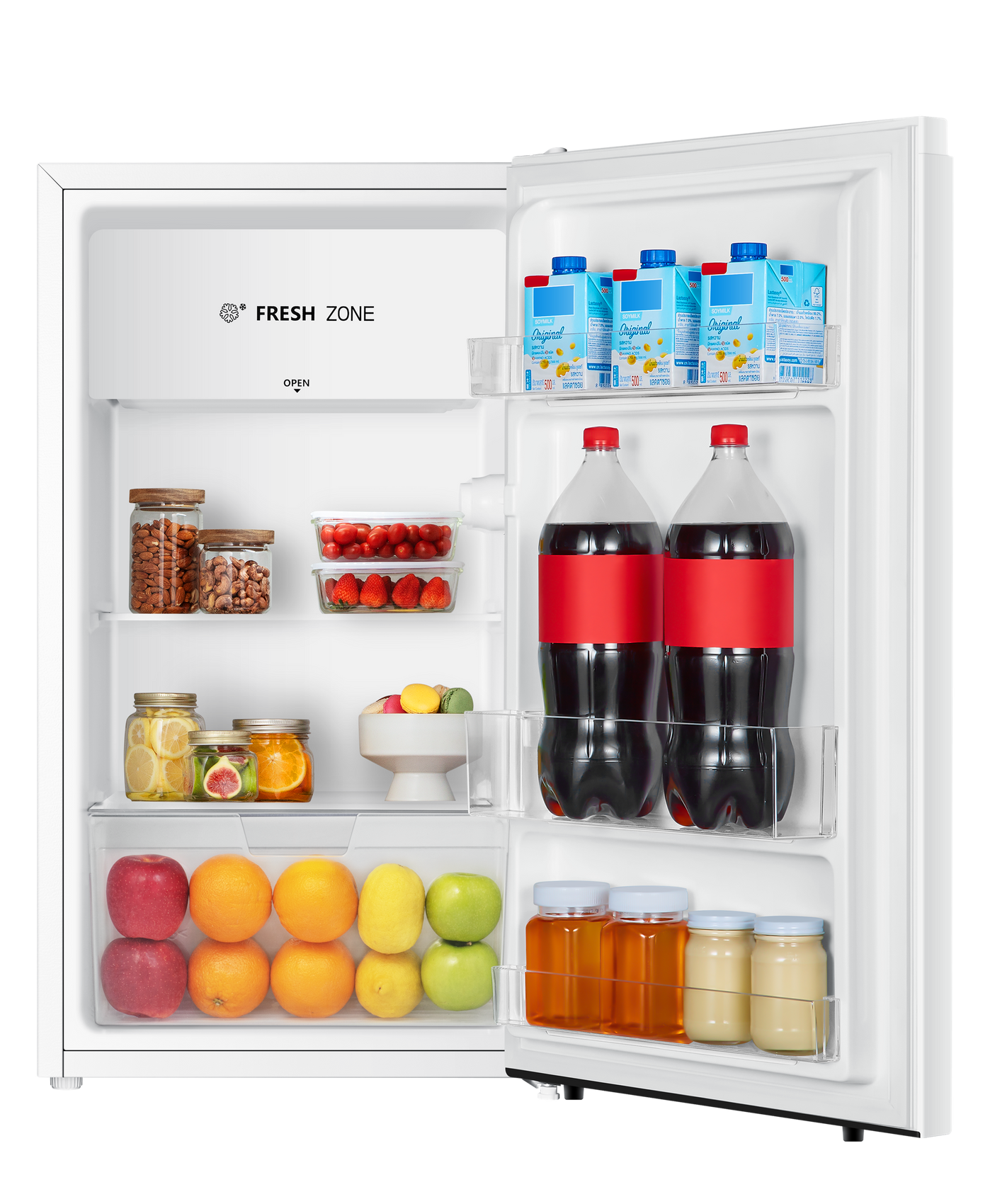 Offener Kühlschrank mit Obst, Getränken und Snacks. Gläser mit Lebensmitteln und Saftpackungen.