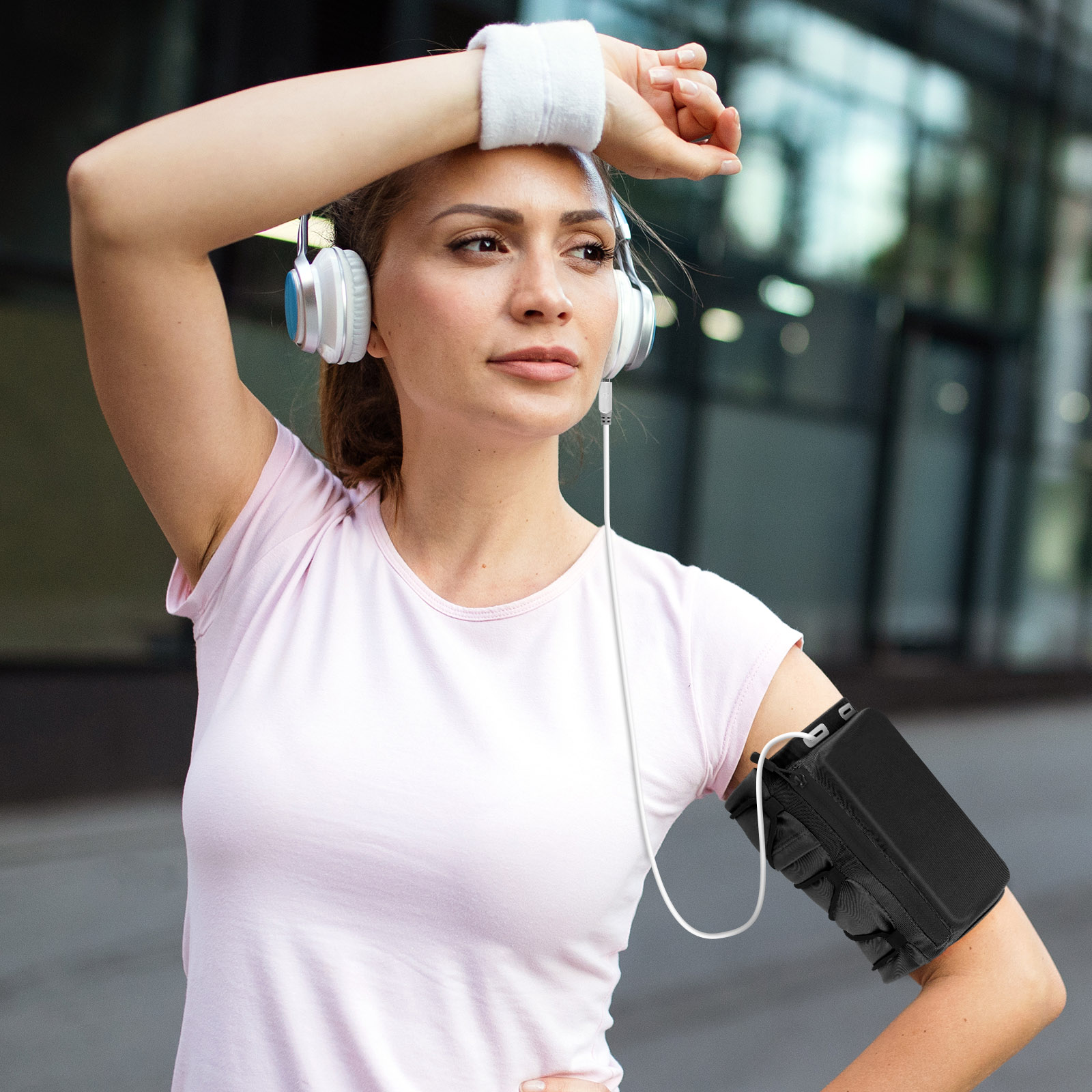 Femme en tenue de sport écoutant de la musique avec un casque.