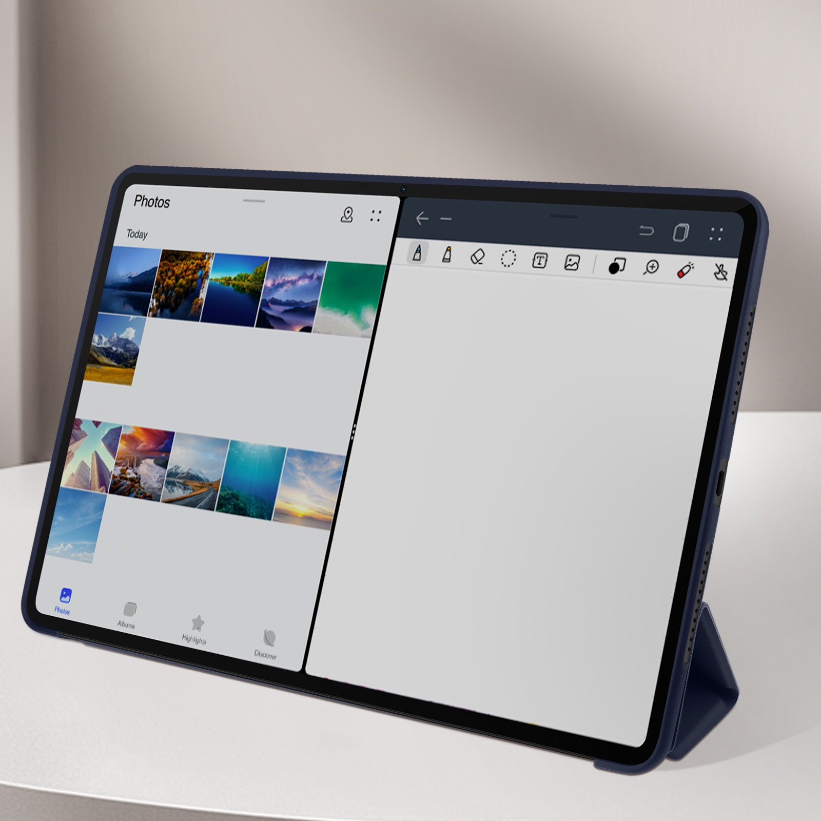 Schermo del tablet mostra foto e opzioni di editing, su una superficie bianca con supporto.