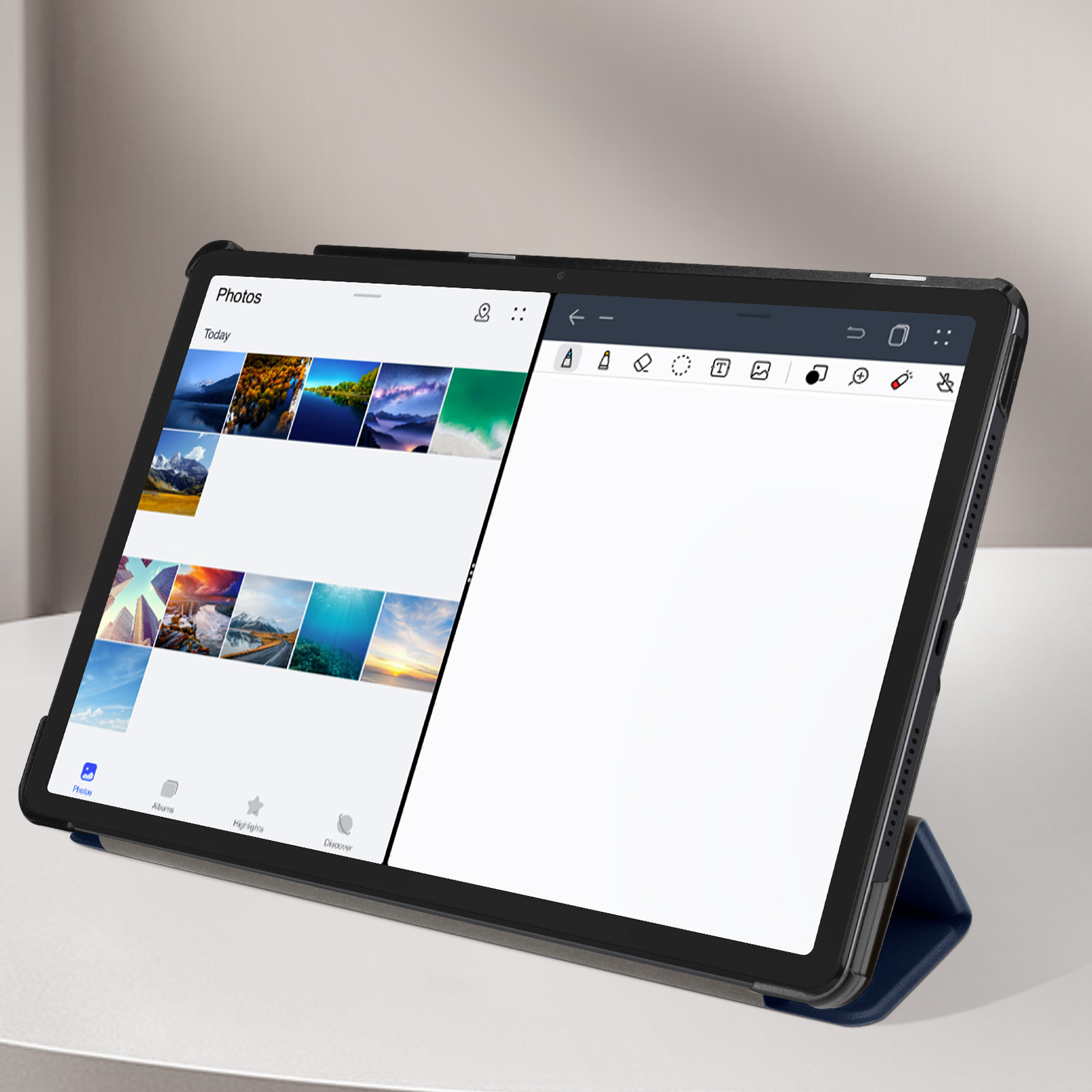 Un tablet su una superficie bianca, che mostra foto e un'app per prendere appunti. Custodia nera, supporto blu.