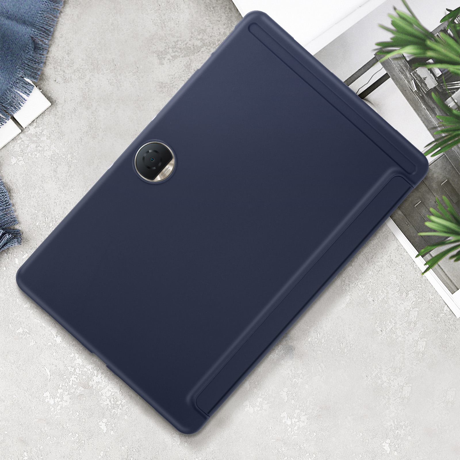 Una custodia per tablet blu navy. La custodia ha un ritaglio circolare per la fotocamera.