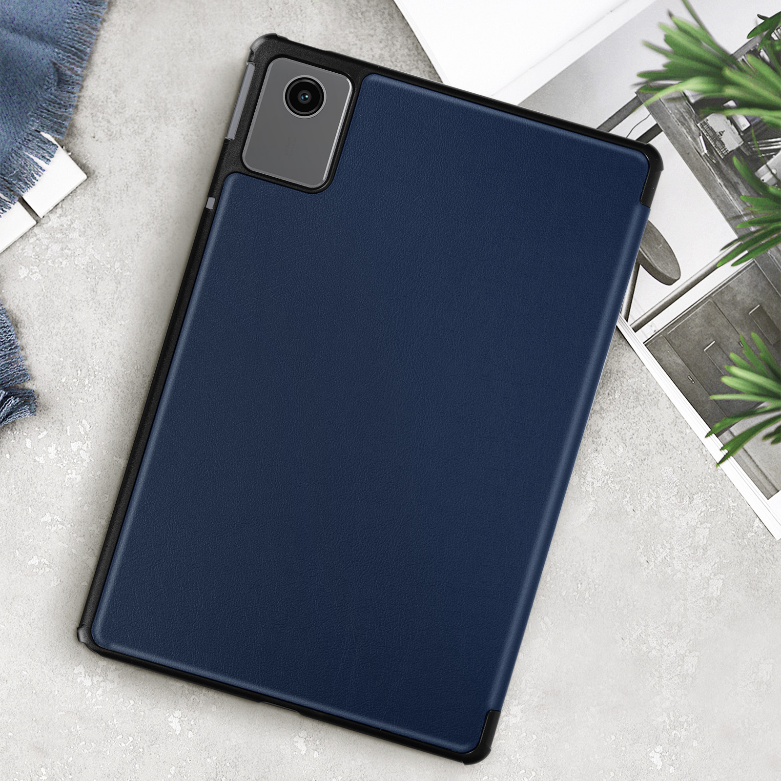 Custodia blu per tablet con ritaglio fotocamera su superficie chiara.