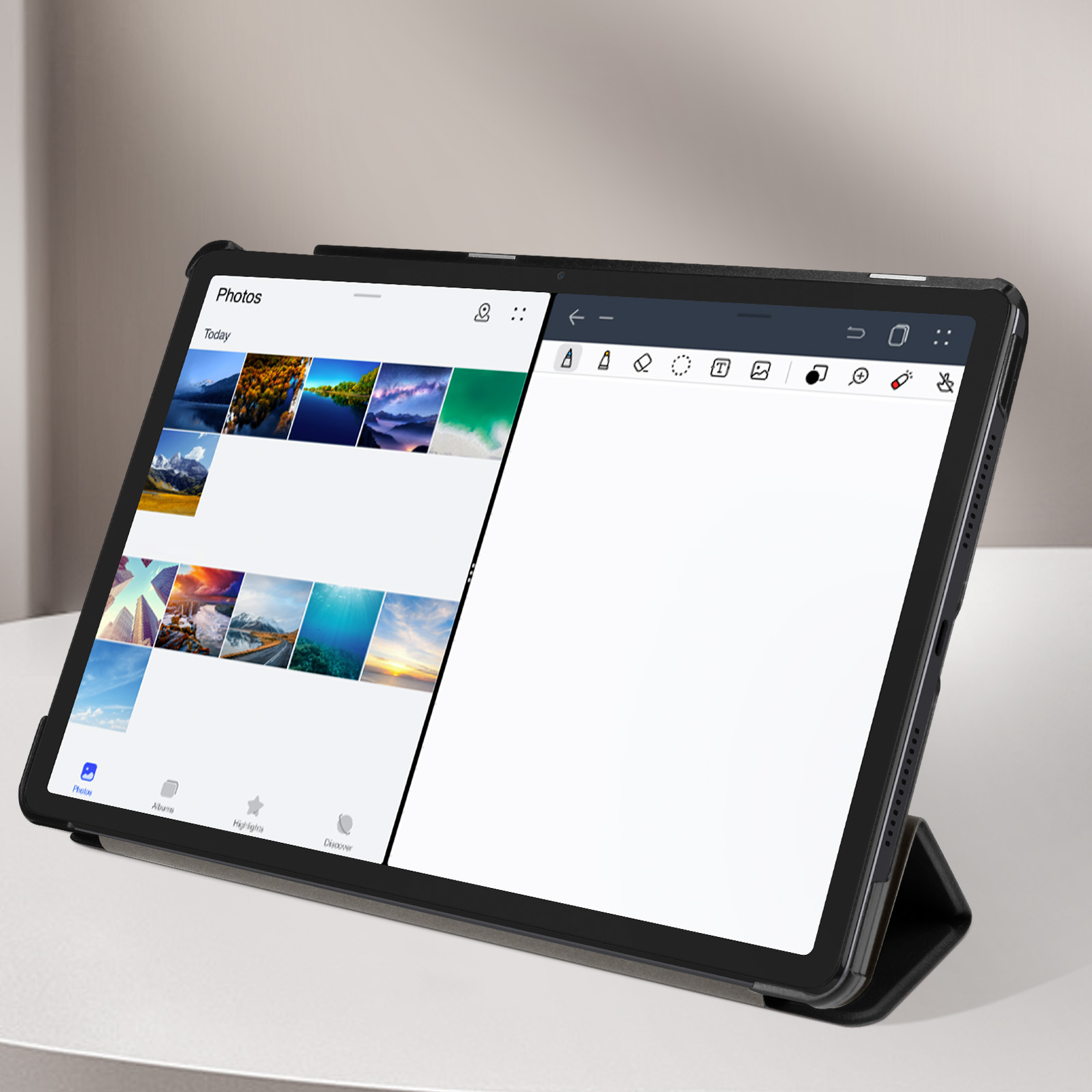 Tablet in una custodia nera, schermo che mostra foto e note, sfondo bianco.