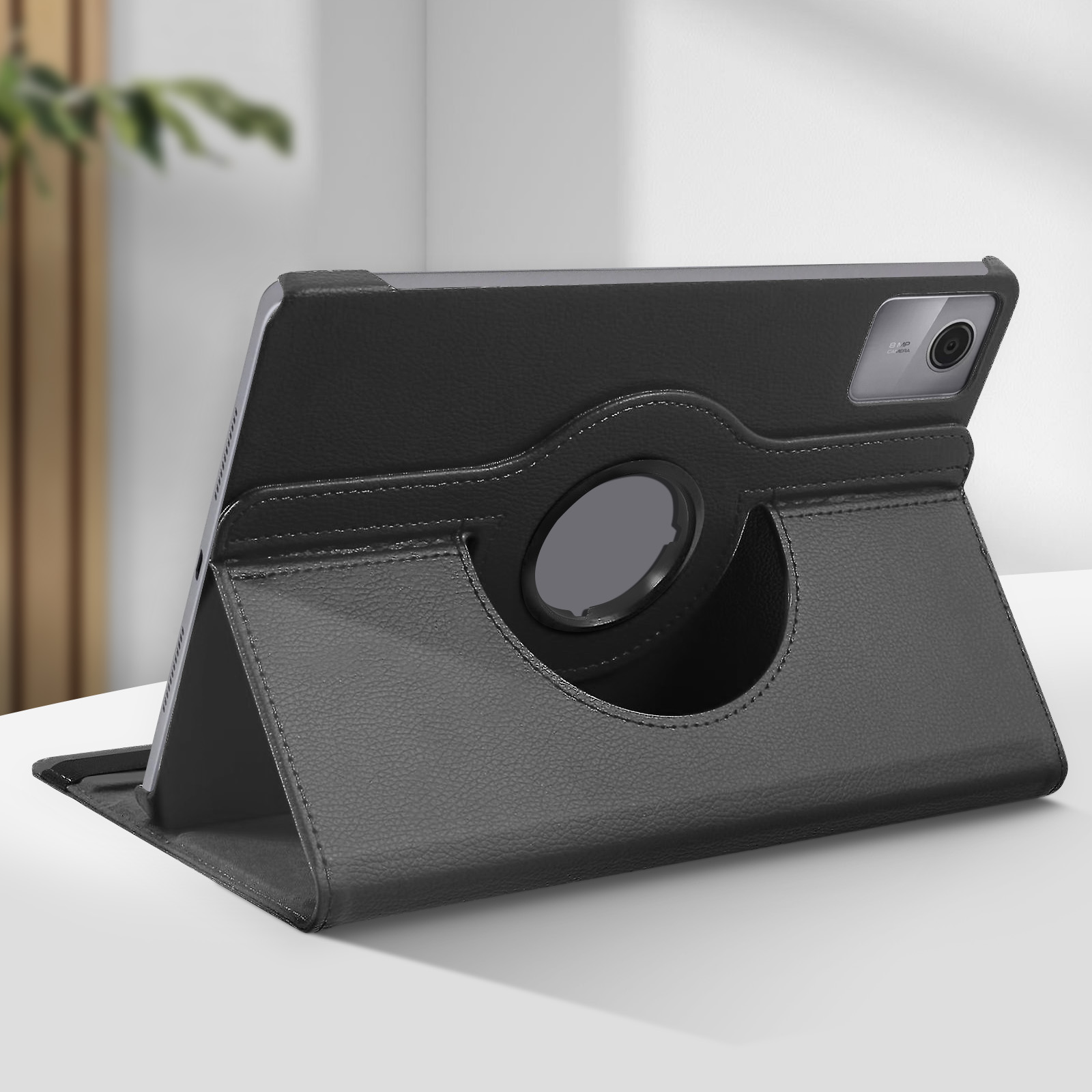Tablet nero in una custodia, con supporto rotante.