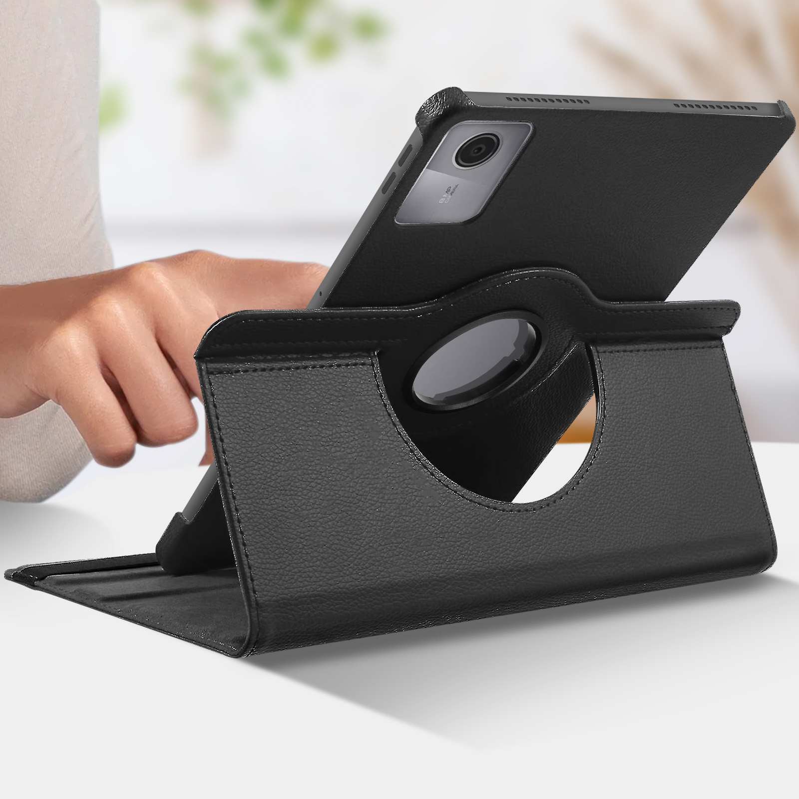 Tablet nero in un supporto in pelle, tenuto da una mano.