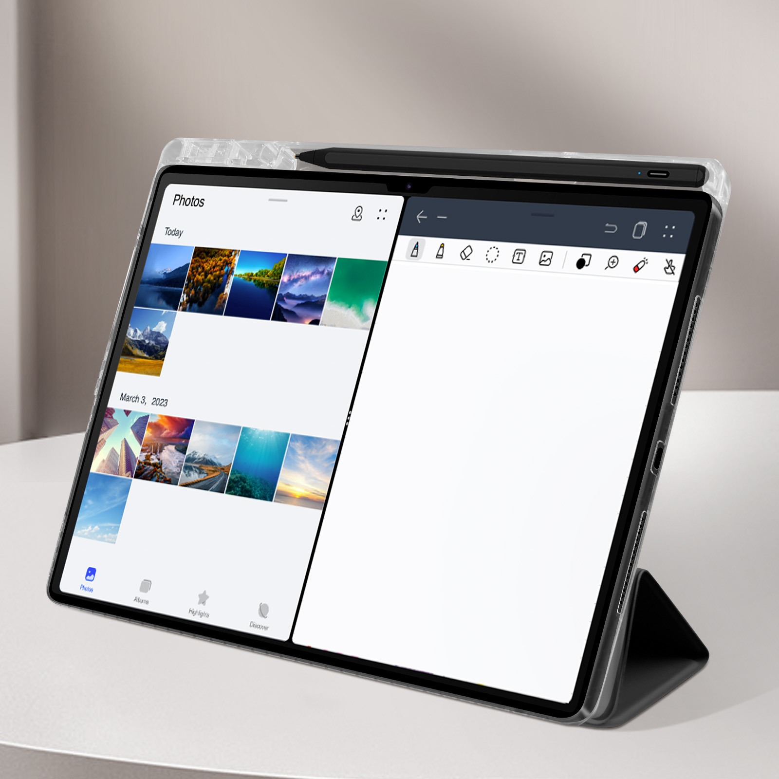 Tablet con foto e app di disegno aperte, con stilo sopra. Tavolo bianco.