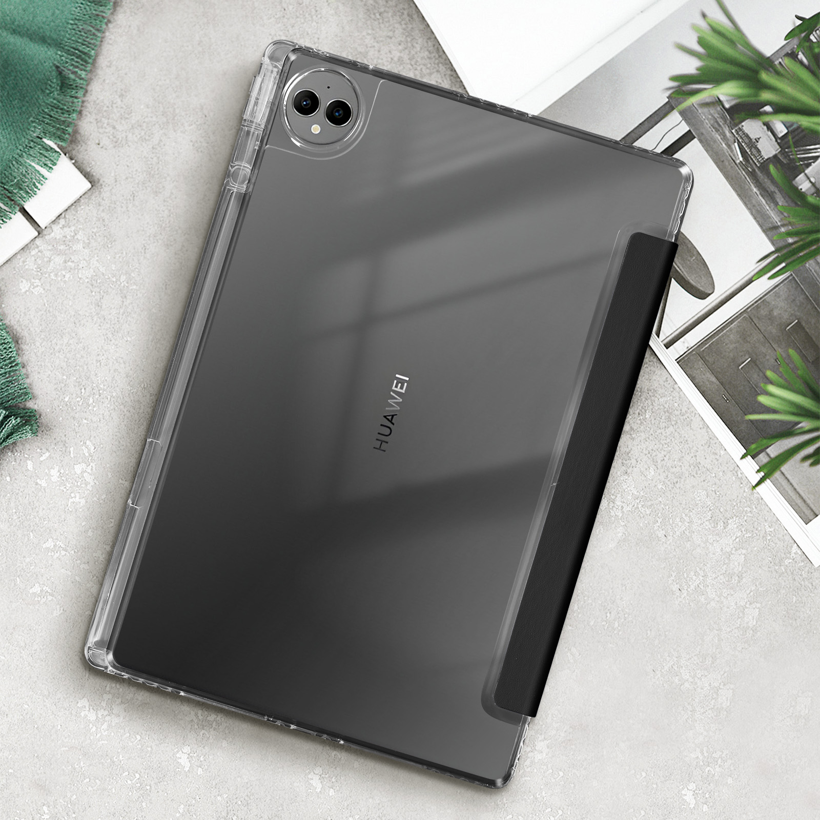 Un tablet in una custodia trasparente. Il logo Huawei è visibile e il tablet ha una cover nera.