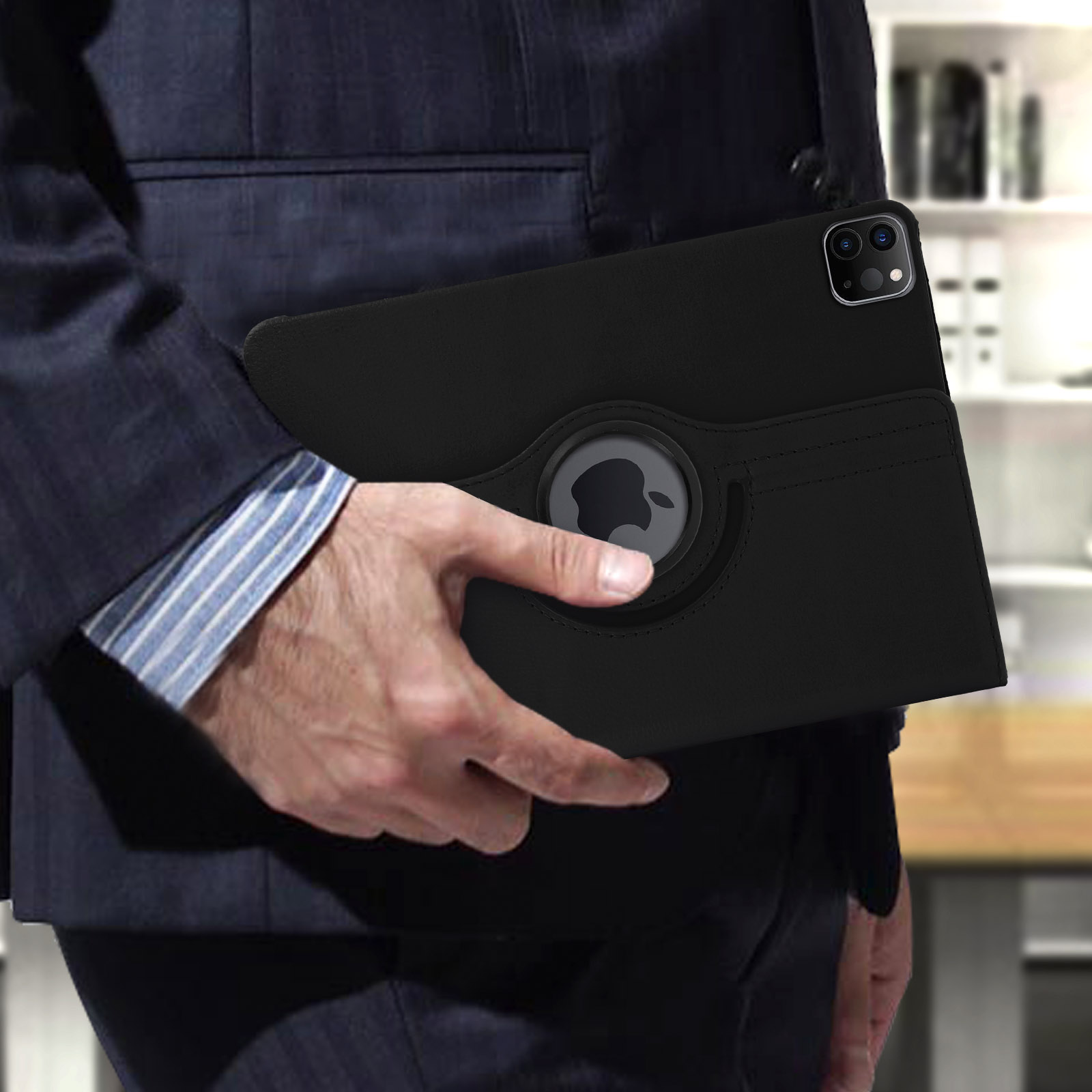 Persona che tiene una custodia nera per tablet con il logo Apple.