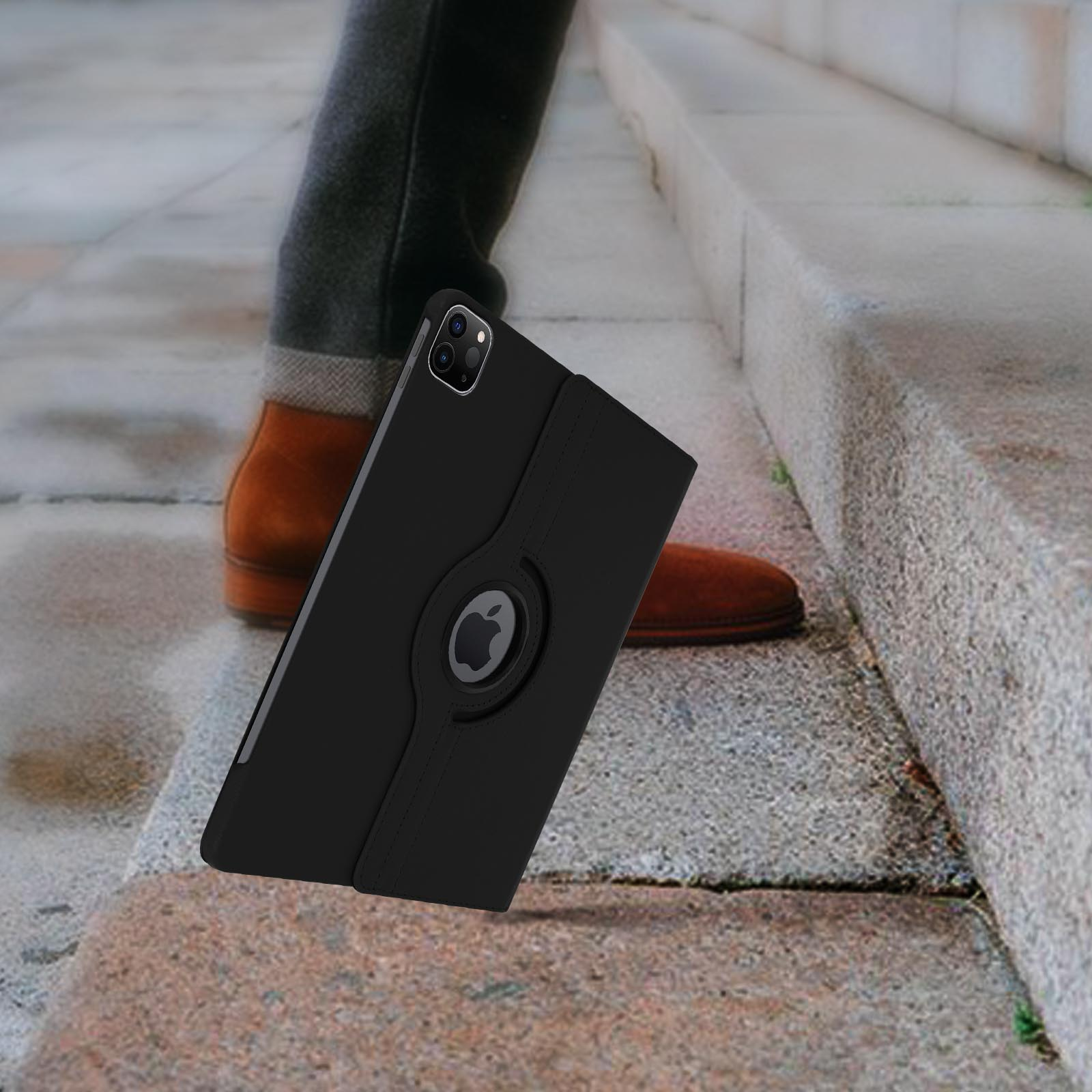 Custodia nera per tablet con logo Apple, tenuta su gradini da una persona con scarpe marroni.