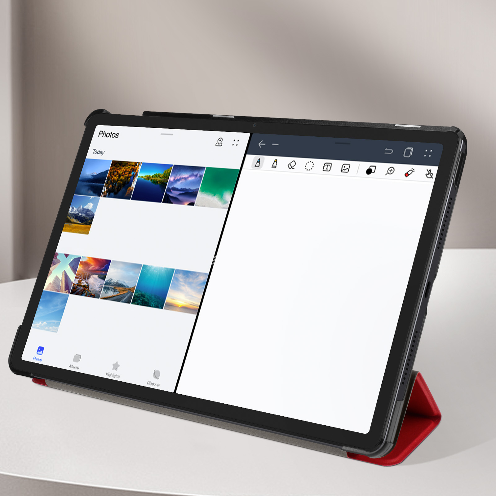 Un tablet con custodia aperta, che mostra uno schermo con foto e note.