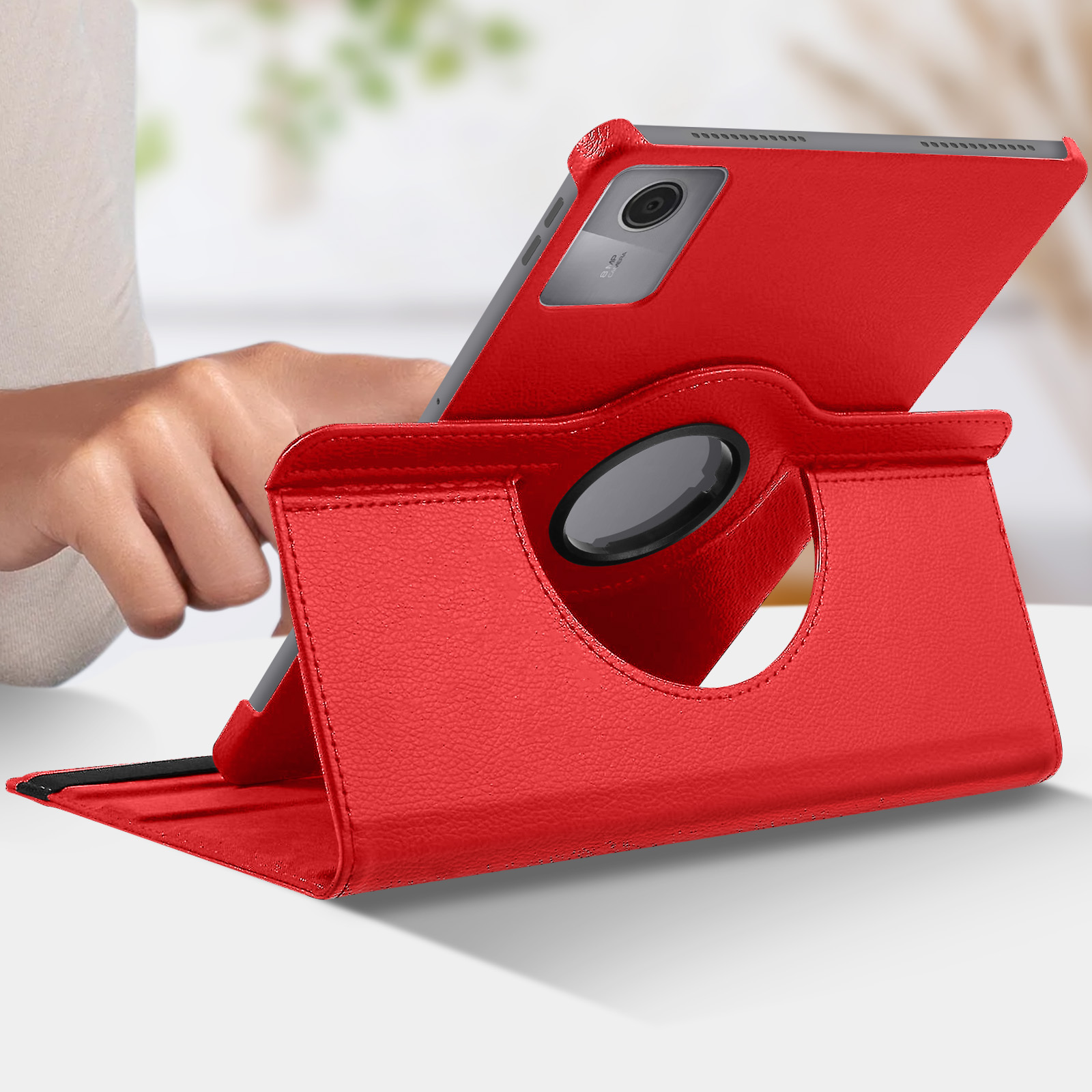 Tablet rosso in una custodia rossa, con una mano che lo tiene. La custodia è aperta e supporta il tablet.
