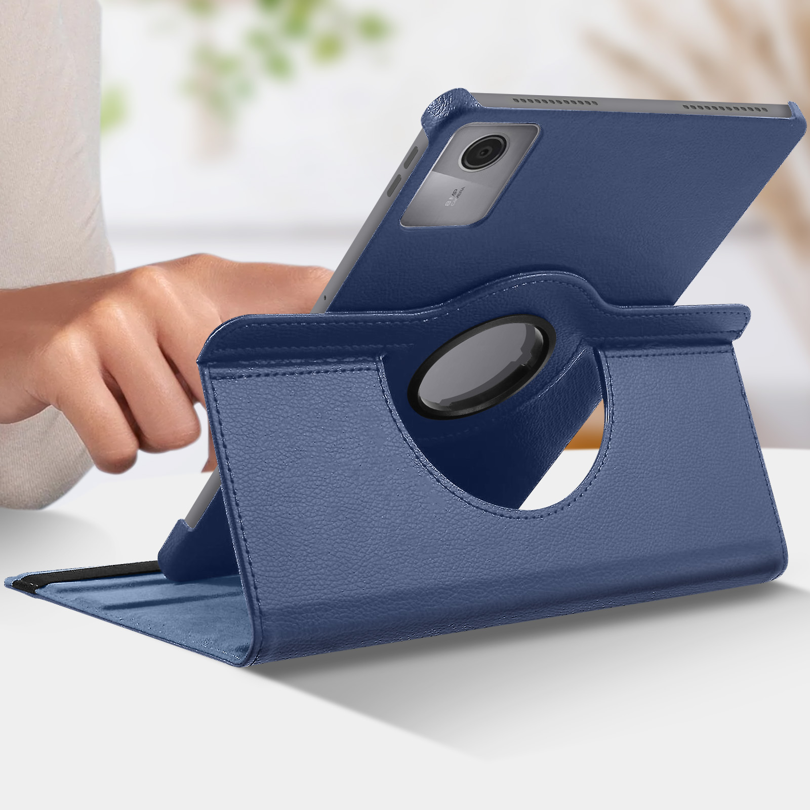 Tablet blu in una custodia, in piedi. La custodia è blu e ha una maniglia nera.