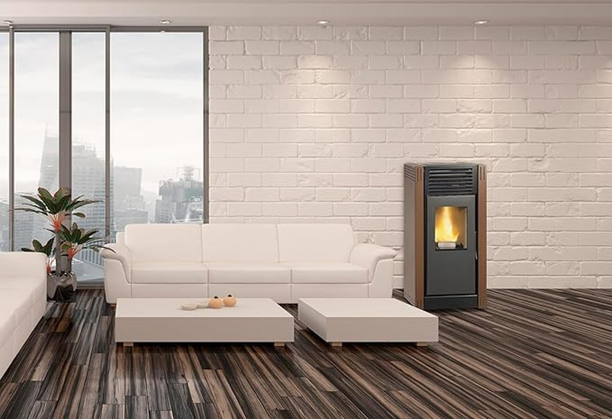 Un salón con un sofá blanco, dos mesas de centro y una chimenea, con vistas a la ciudad.