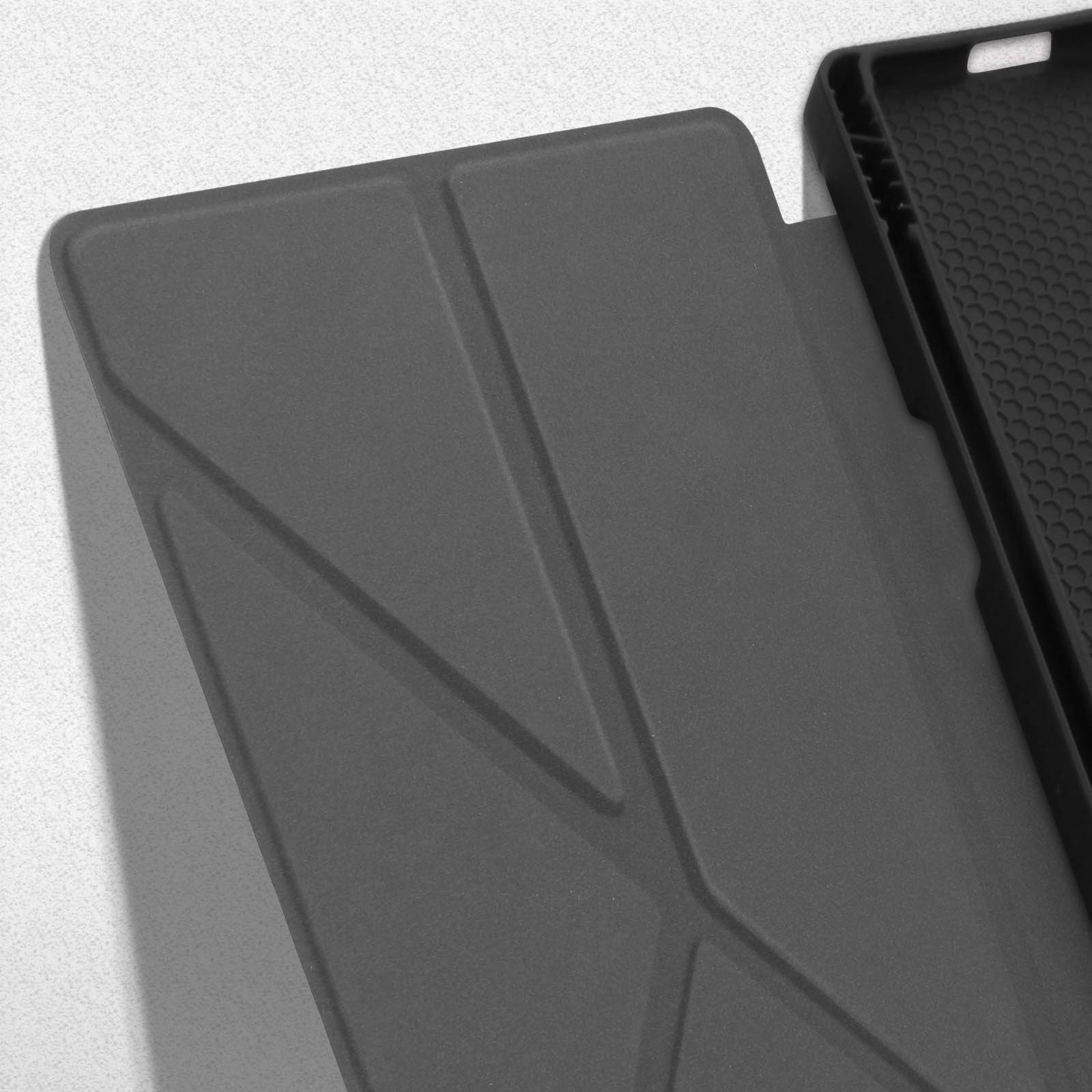 Custodia per tablet grigia, aperta. Mostra l'interno e il design geometrico. Bordi neri.