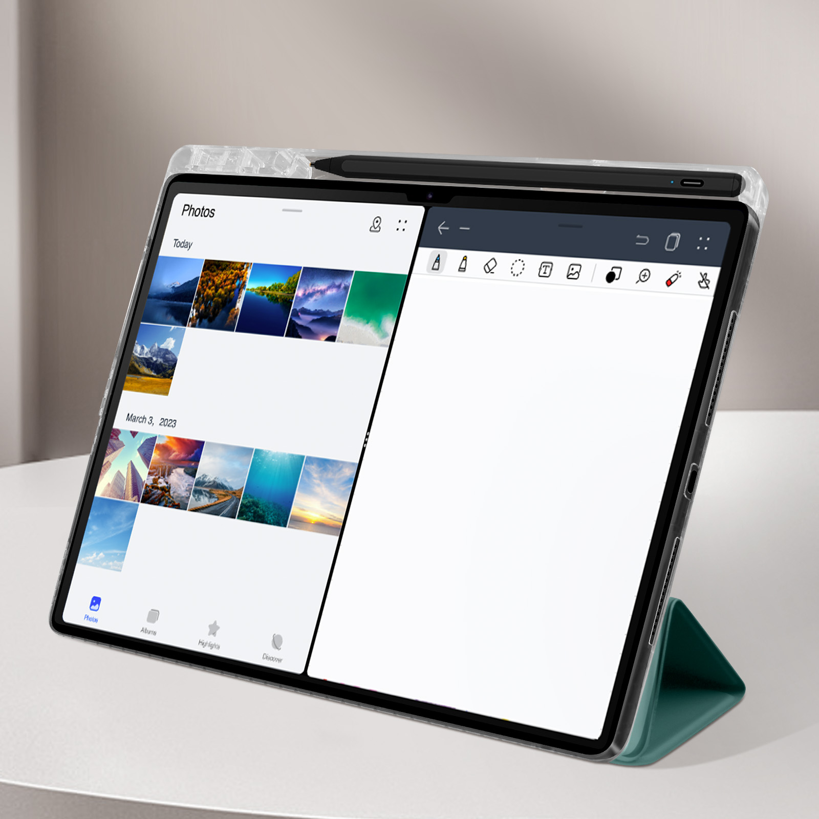 Tablet con stilo, schermo diviso con foto e area note vuota. Su un tavolo bianco.