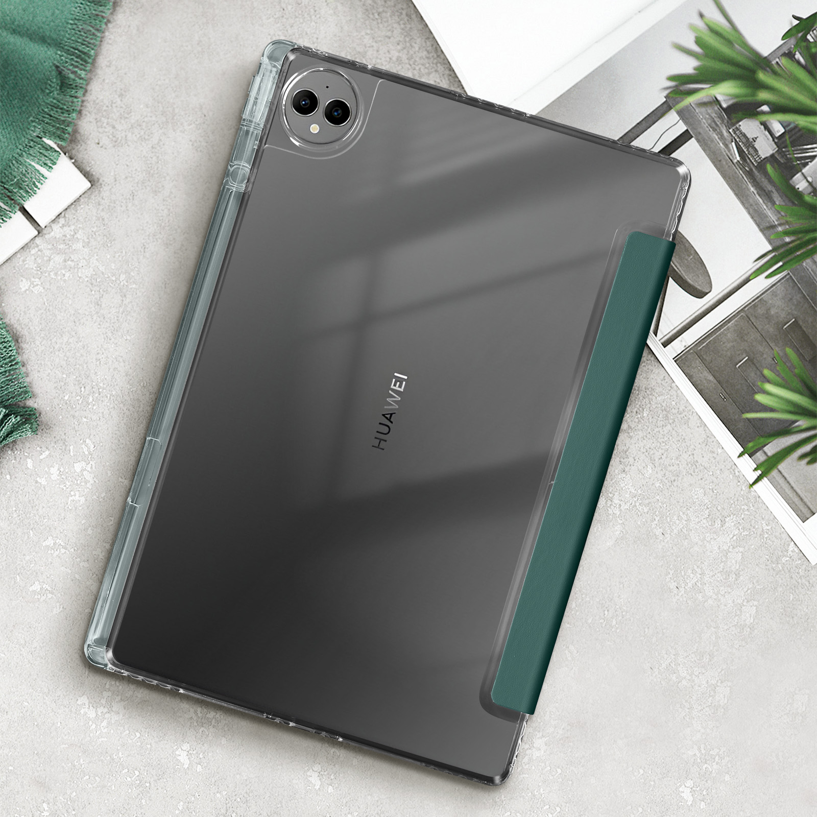 Tablet in una custodia trasparente con cover verde. Il tablet è grigio e ha un sistema a doppia fotocamera.