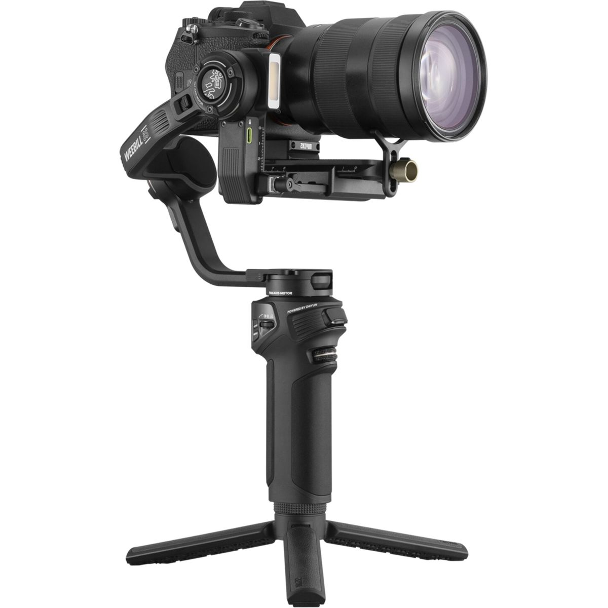 Kamera mit Gimbal-Stabilisator auf Stativ, weißer Hintergrund. Schwarze Kamera, schwarzer Stabilisator.