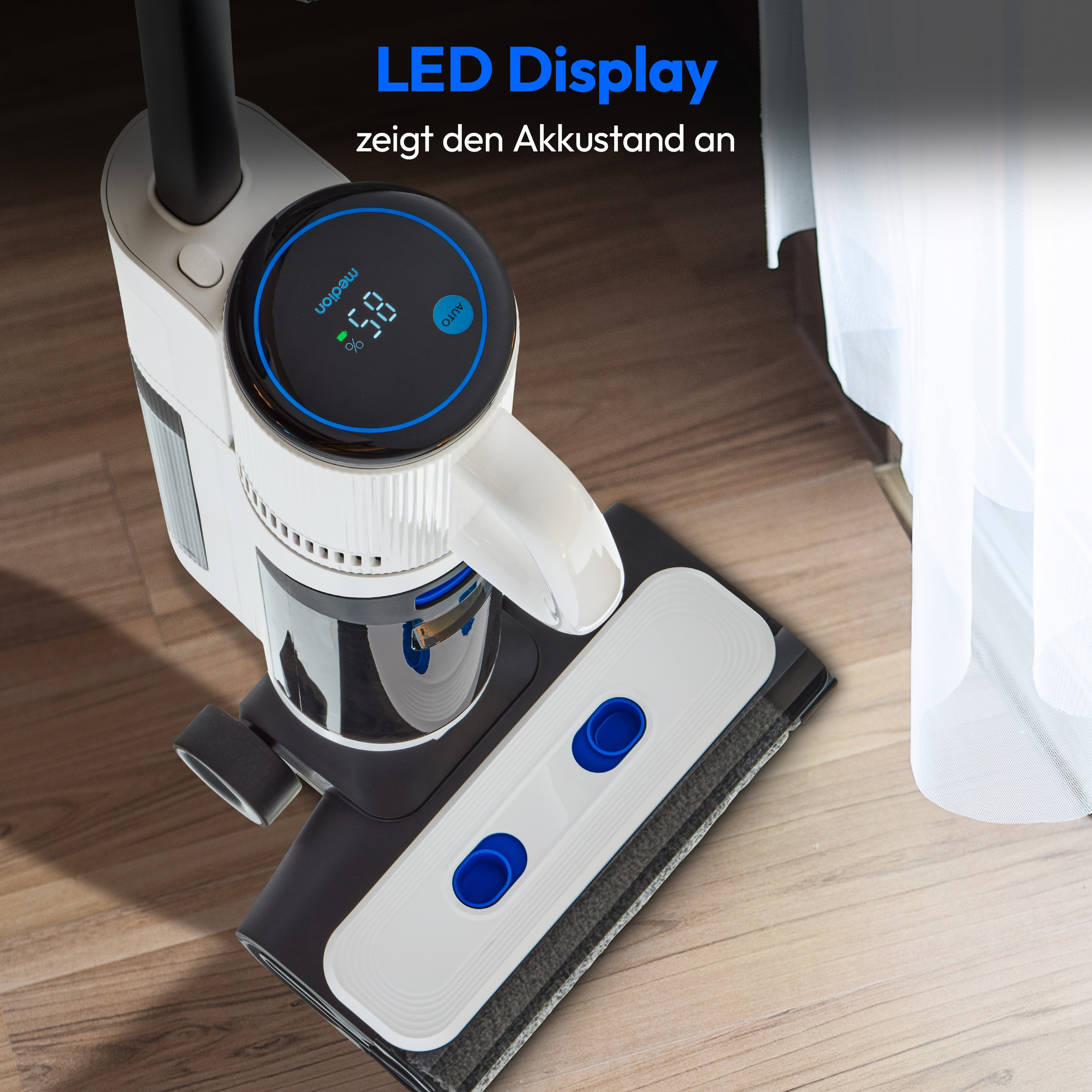 Stofzuiger met LED-display toont batterijniveau. Het heeft een witte handgreep en een schoonmaakpad.