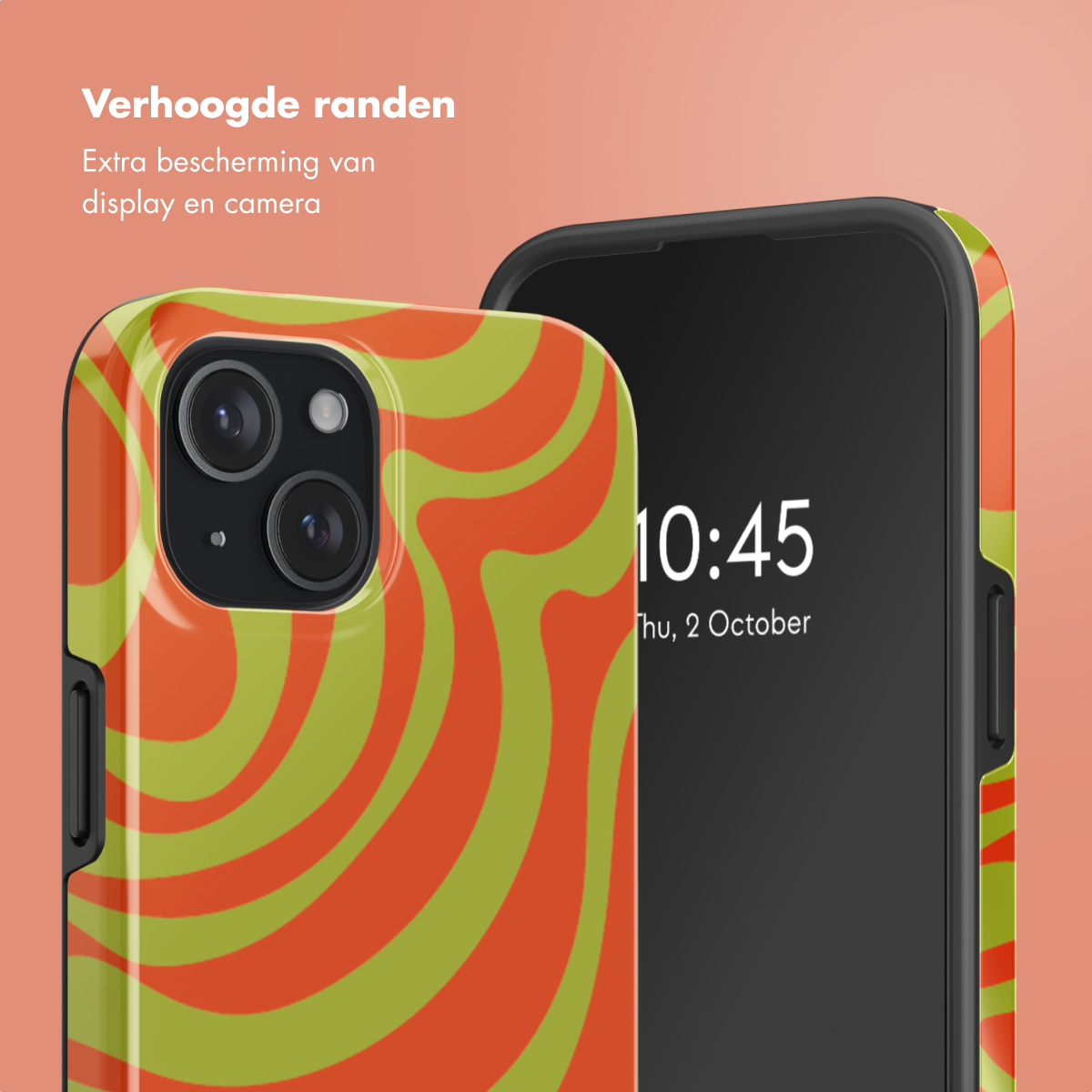 Telefoonhoesje met oranje en groene wervelingen naast een telefoon die de tijd weergeeft.
