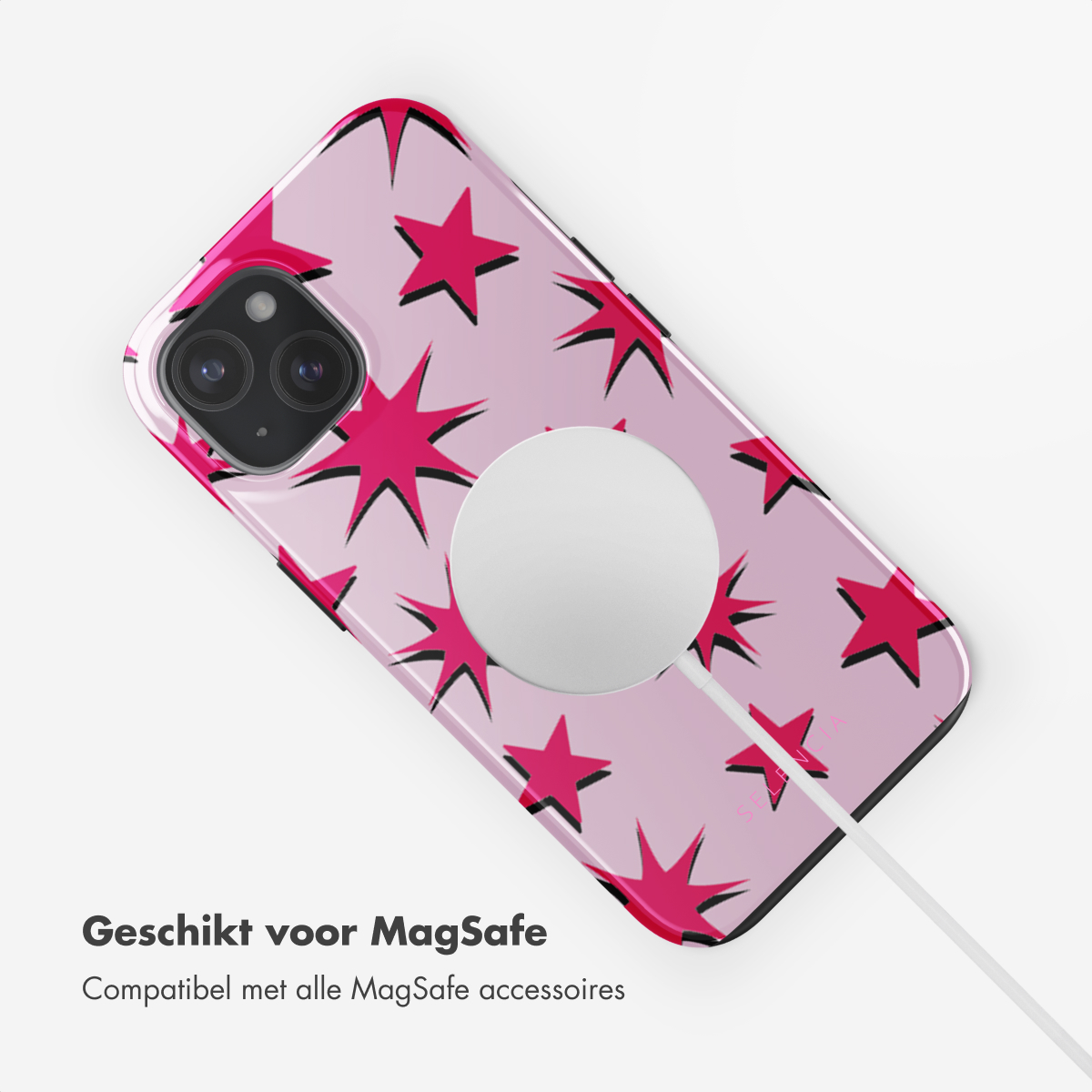 Een roze telefoon met een magsafe-oplader eraan. Het heeft roze sterren op de achterkant.