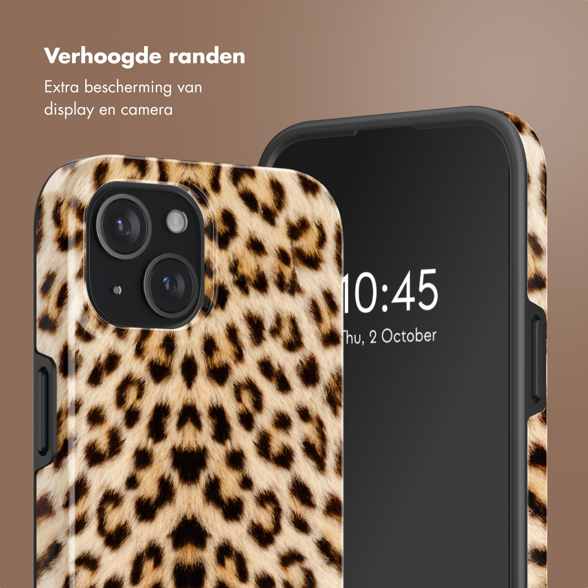 Coque de téléphone avec imprimé léopard au dos. Un téléphone avec un écran noir est visible à droite.
