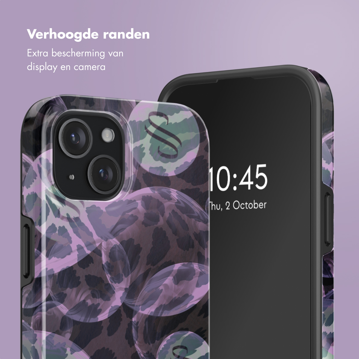 Close-up van telefoonhoesje met design. Telefoon toont tijd. Paars belachtig ontwerp.
