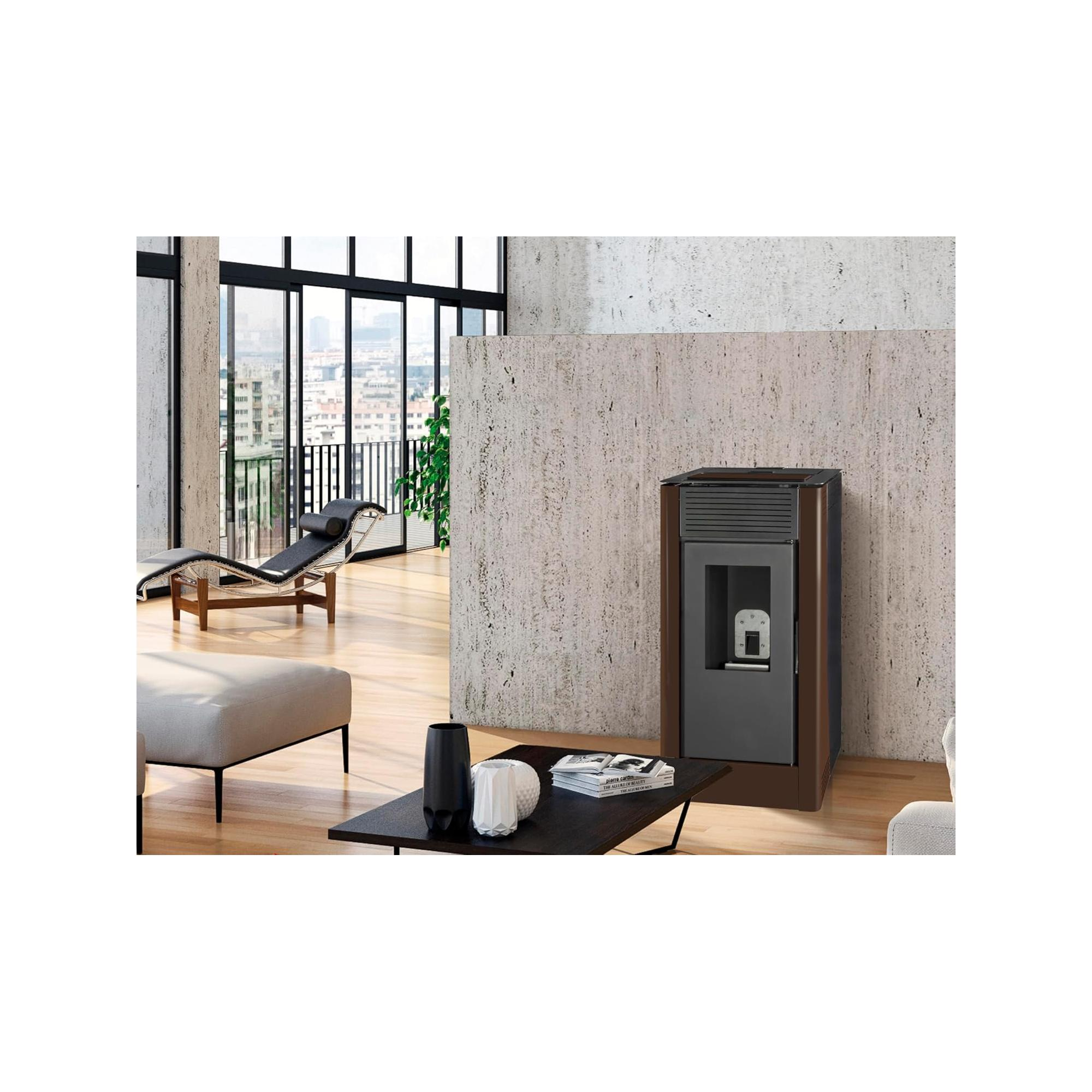 Estufa de pellets moderna en una habitación con vistas a un paisaje urbano.
