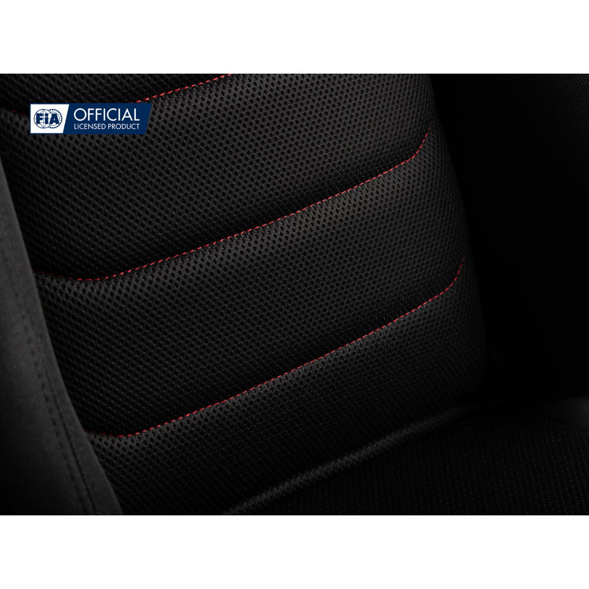 Primer plano de un asiento de coche negro con costuras rojas. El logotipo oficial con licencia de la FIA es visible.