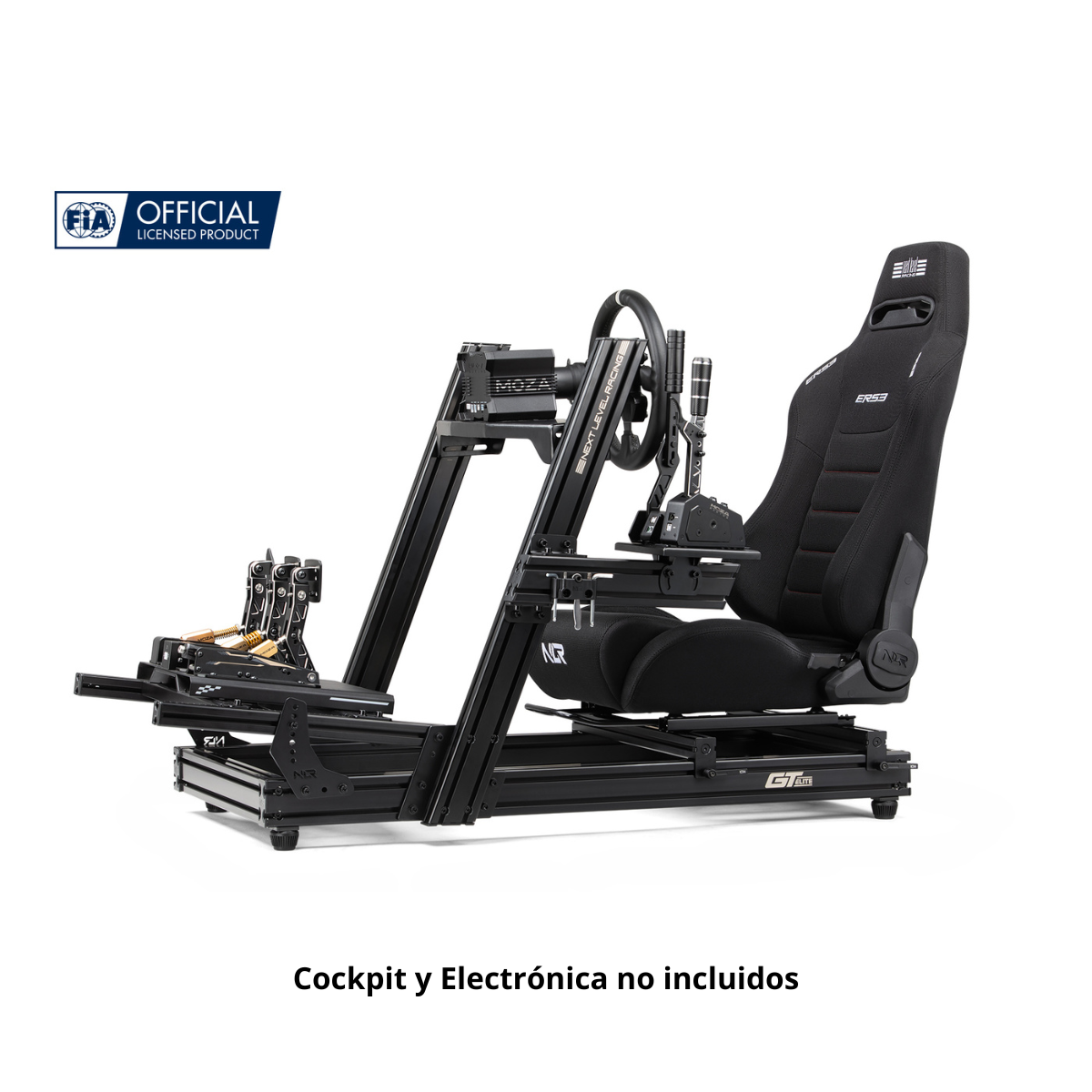 Una cabina de simulador de carreras negra con asiento, volante y pedales, sobre un fondo blanco.